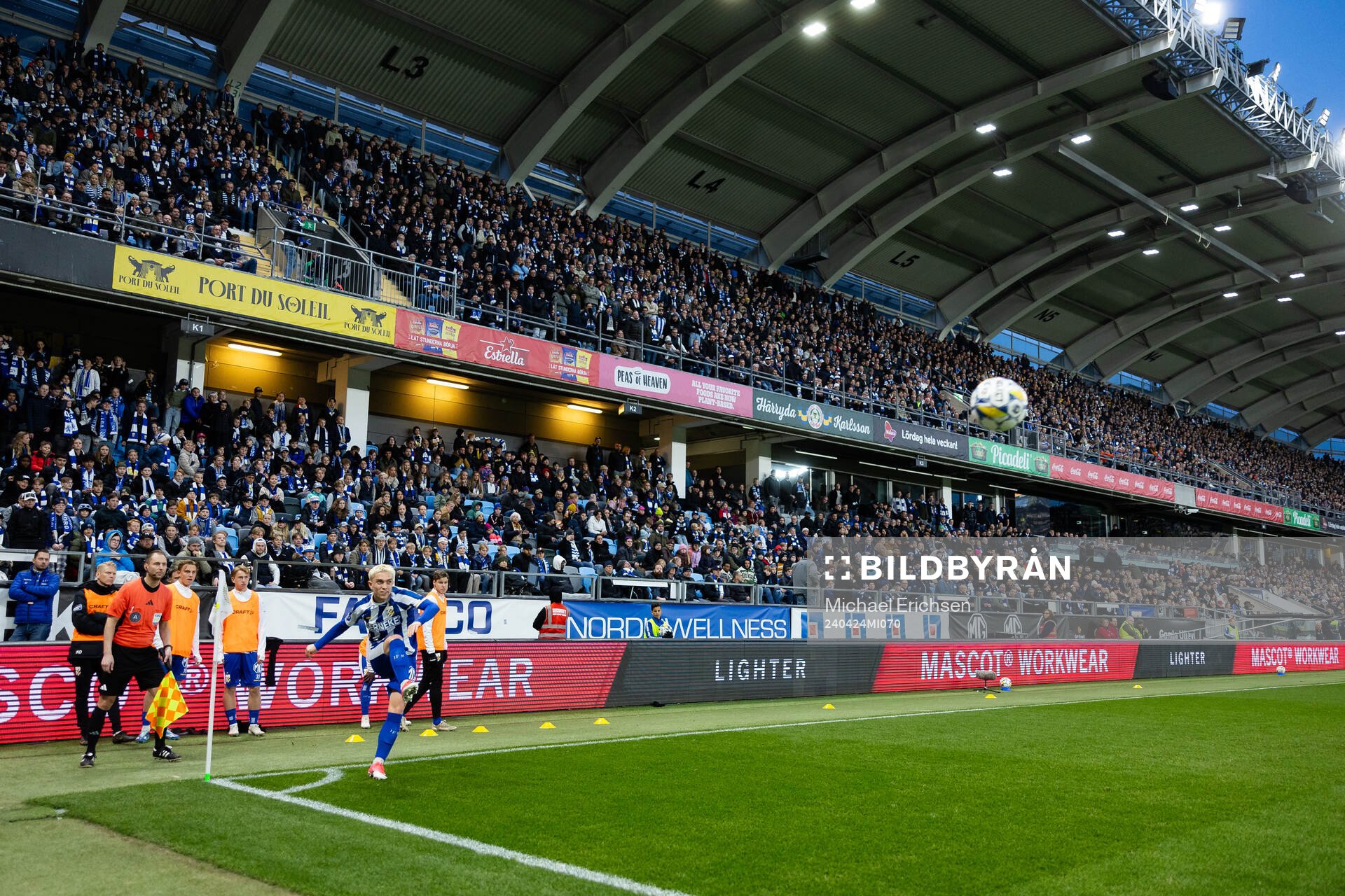 IFK Göteborgs Andreas Pyndt slår en hörna