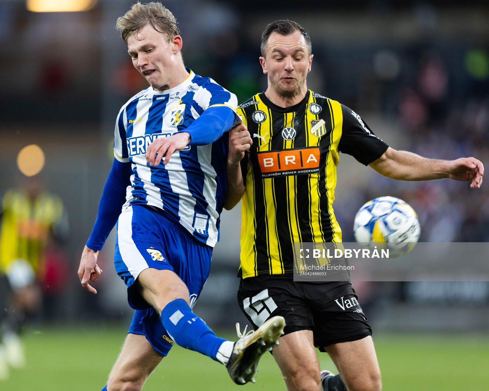 IFK Göteborgs Laurs Skjellerup och Häckens Even Hovland under fotbollsmatchen i Allsvenskan mellan IFK Göteborg och Häcken den 24 april 2024 i Göteborg.