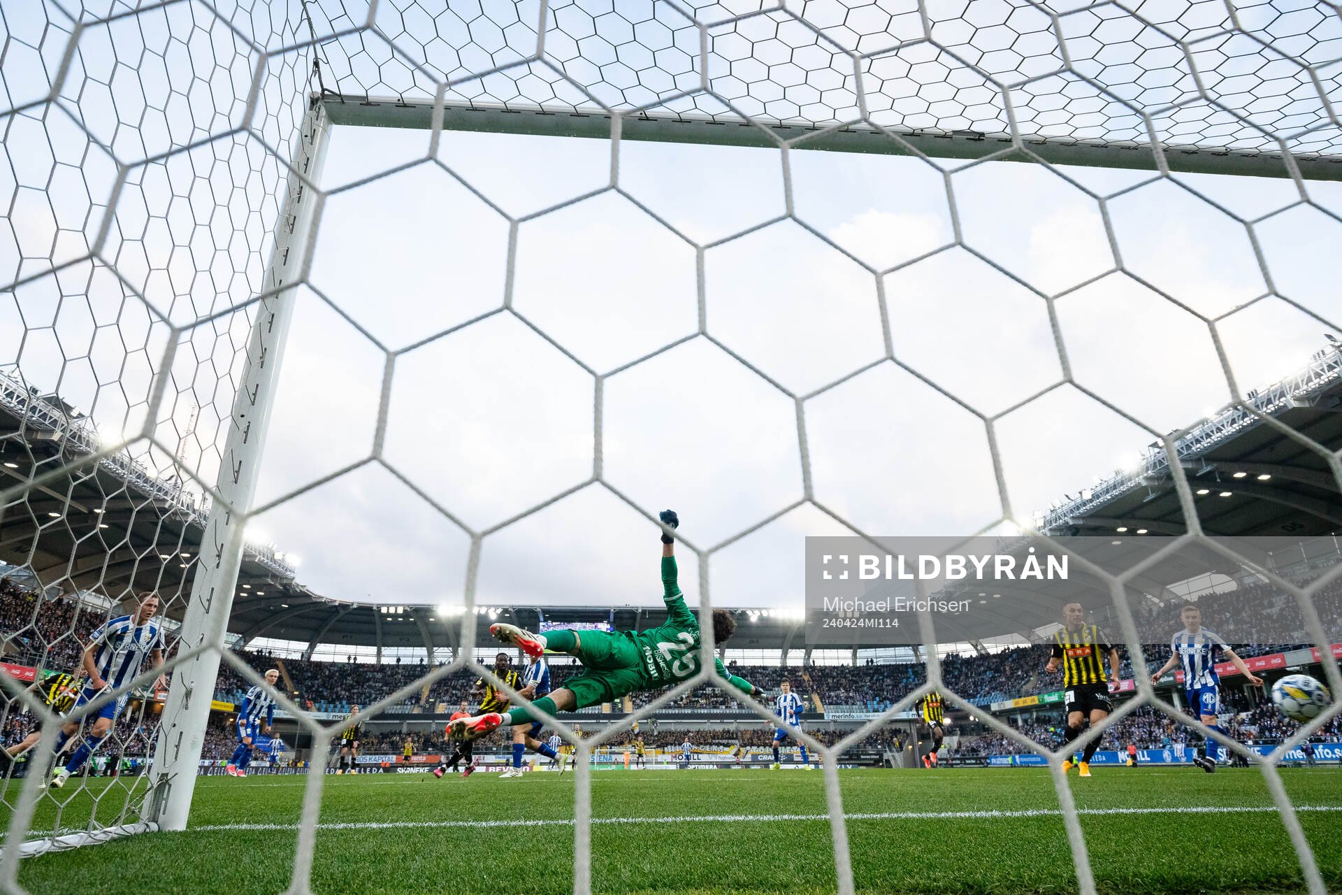 Häckens Amor Layouni skjuter 0-1 i mål bakom IFK Göteborgs målvakt Elis Bishesari under fotbollsmatchen i Allsvenskan mellan IFK Göteborg och Häcken den 24 april 2024 i Göteborg.
