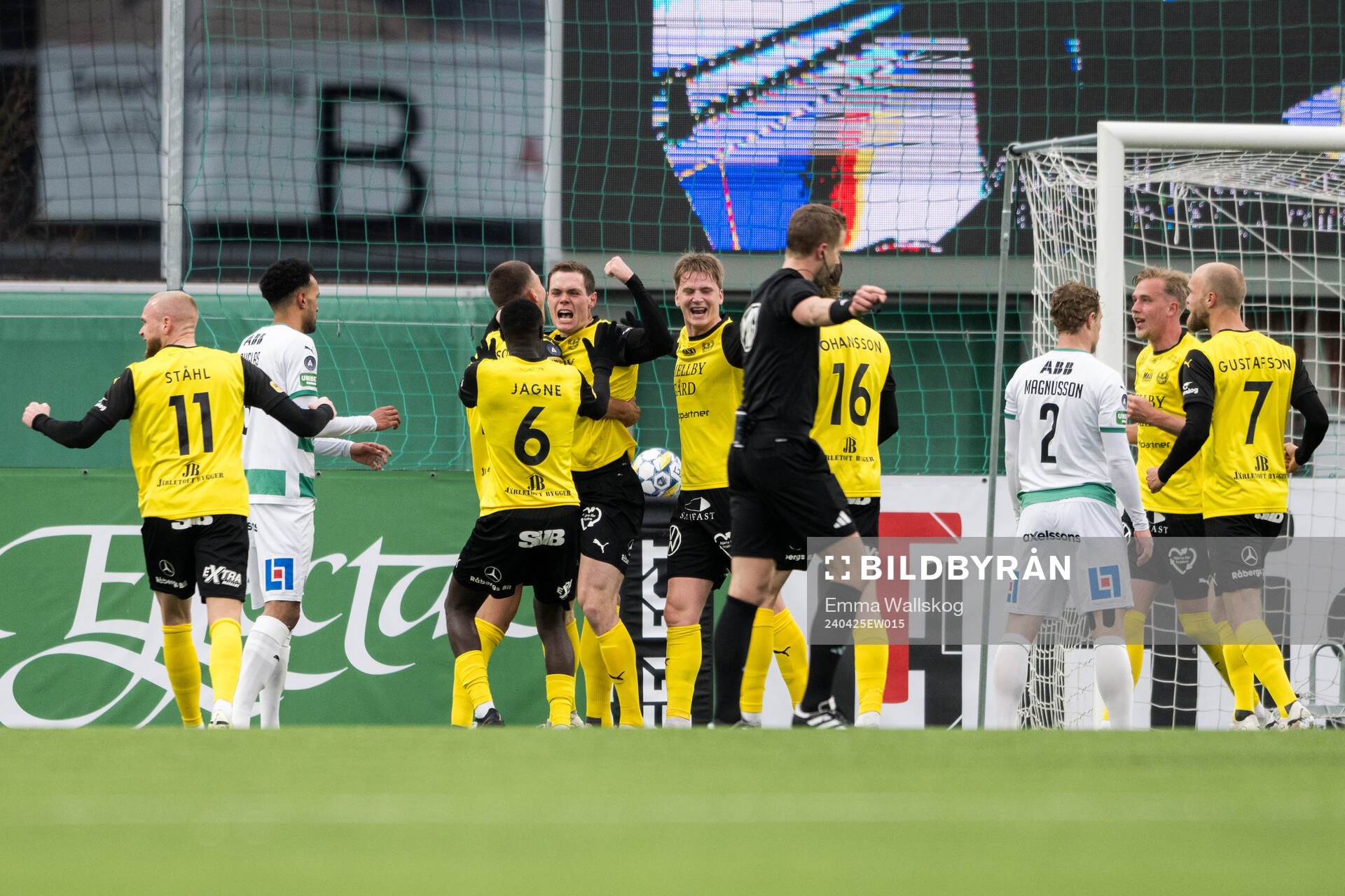 Mjällbys Jacob Bergström jublar med lagkamrater