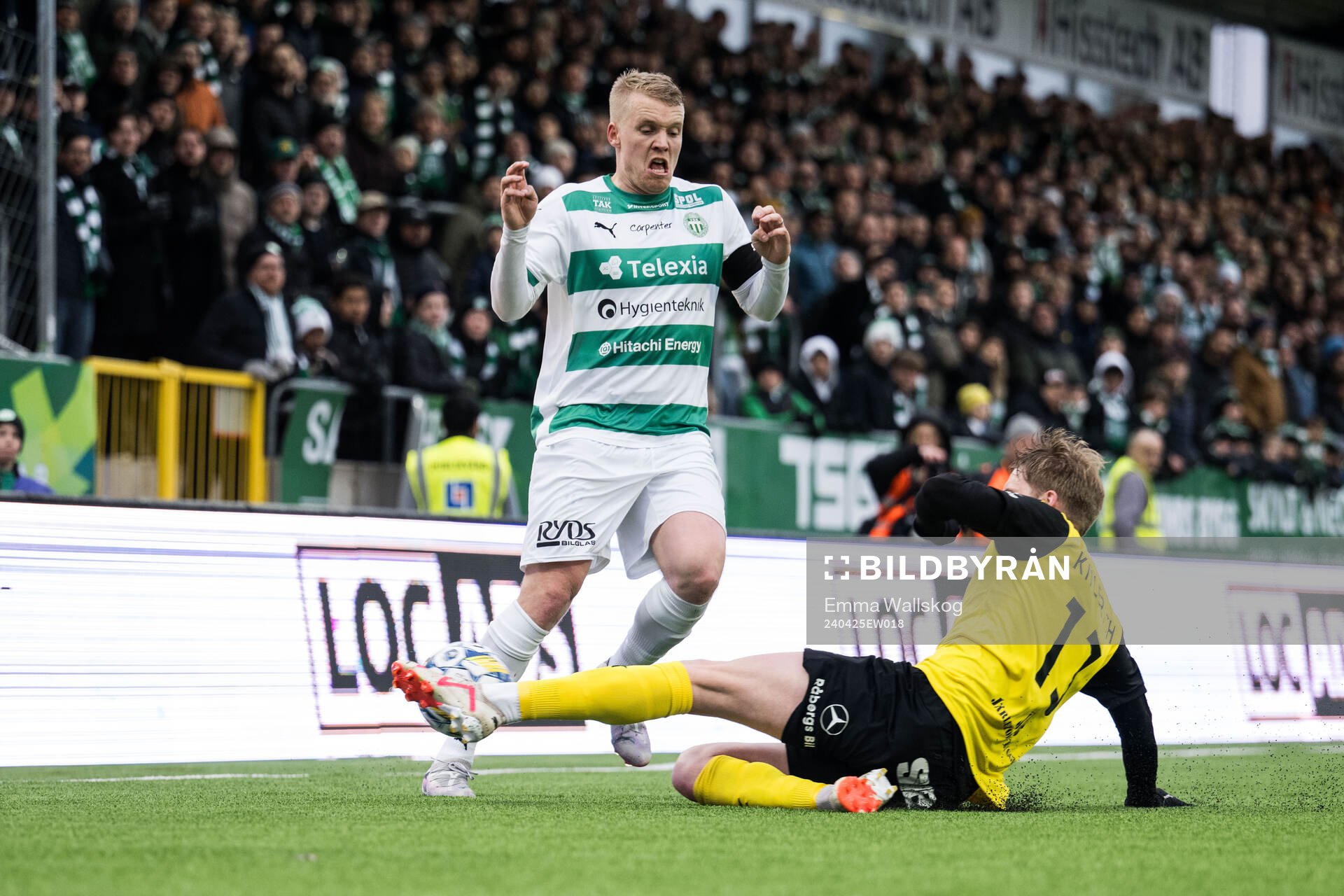 Västerås Simon Johansson och Mjällbys Jacob Kiilerich Rask under fotbollsmatchen i Allsvenskan mellan Västerås och Mjällby den 25 april 2024 i Västerås.