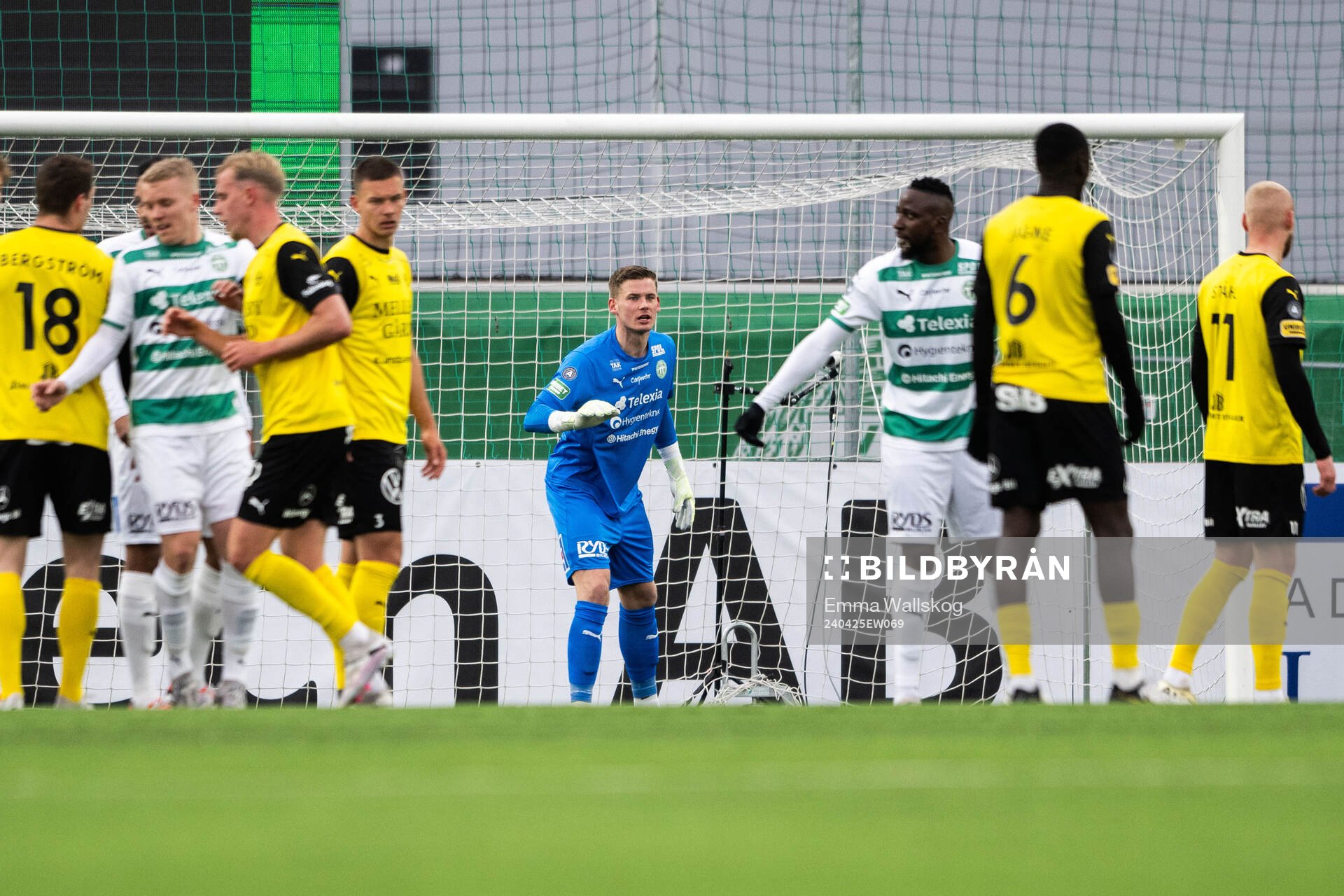 Västerås målvakt Johan Brattberg under fotbollsmatchen i Allsvenskan mellan Västerås och Mjällby den 25 april 2024 i Västerås. 