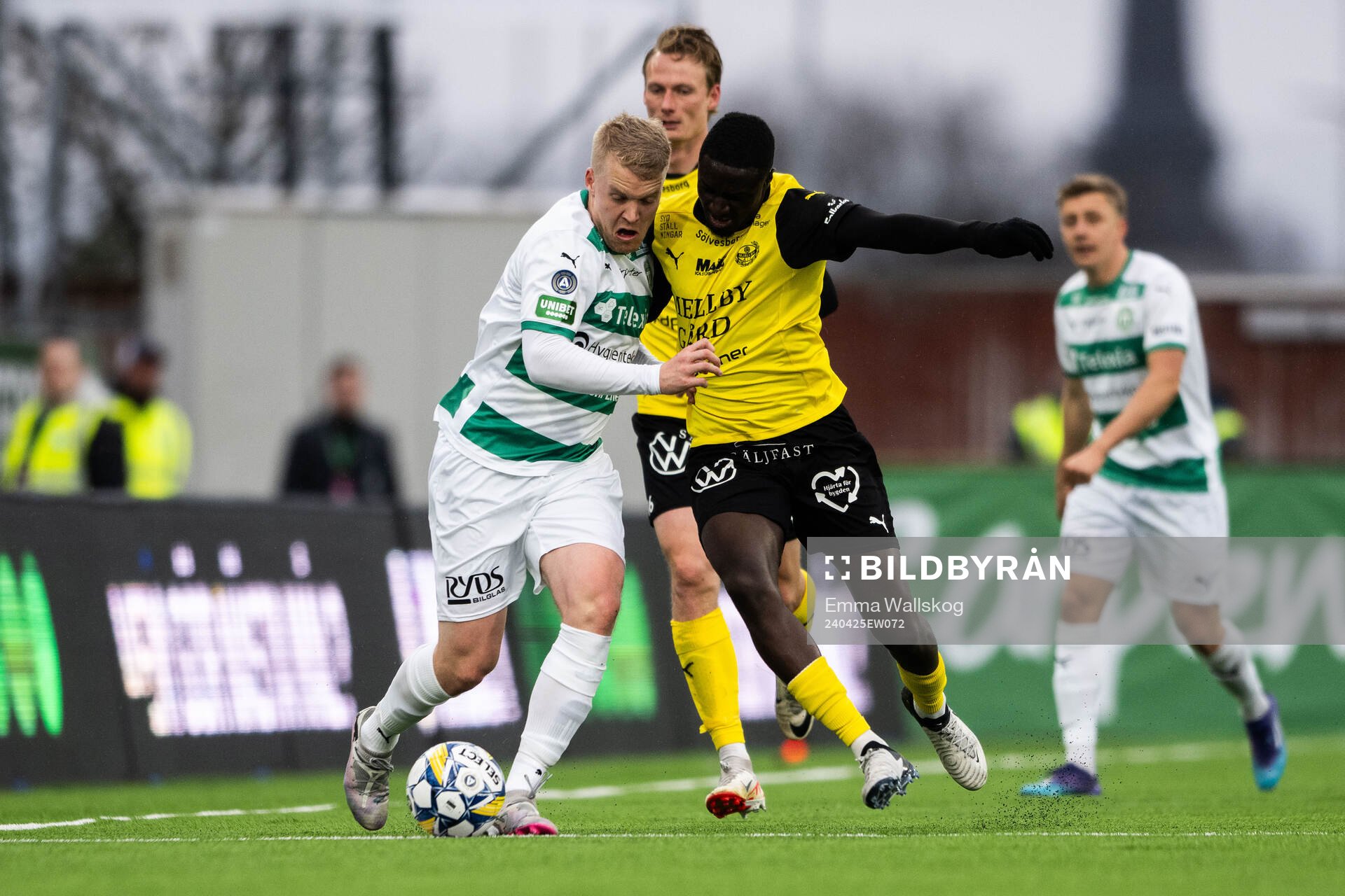 Västerås Simon Johansson och Mjällbys Seedy Imam Jagne