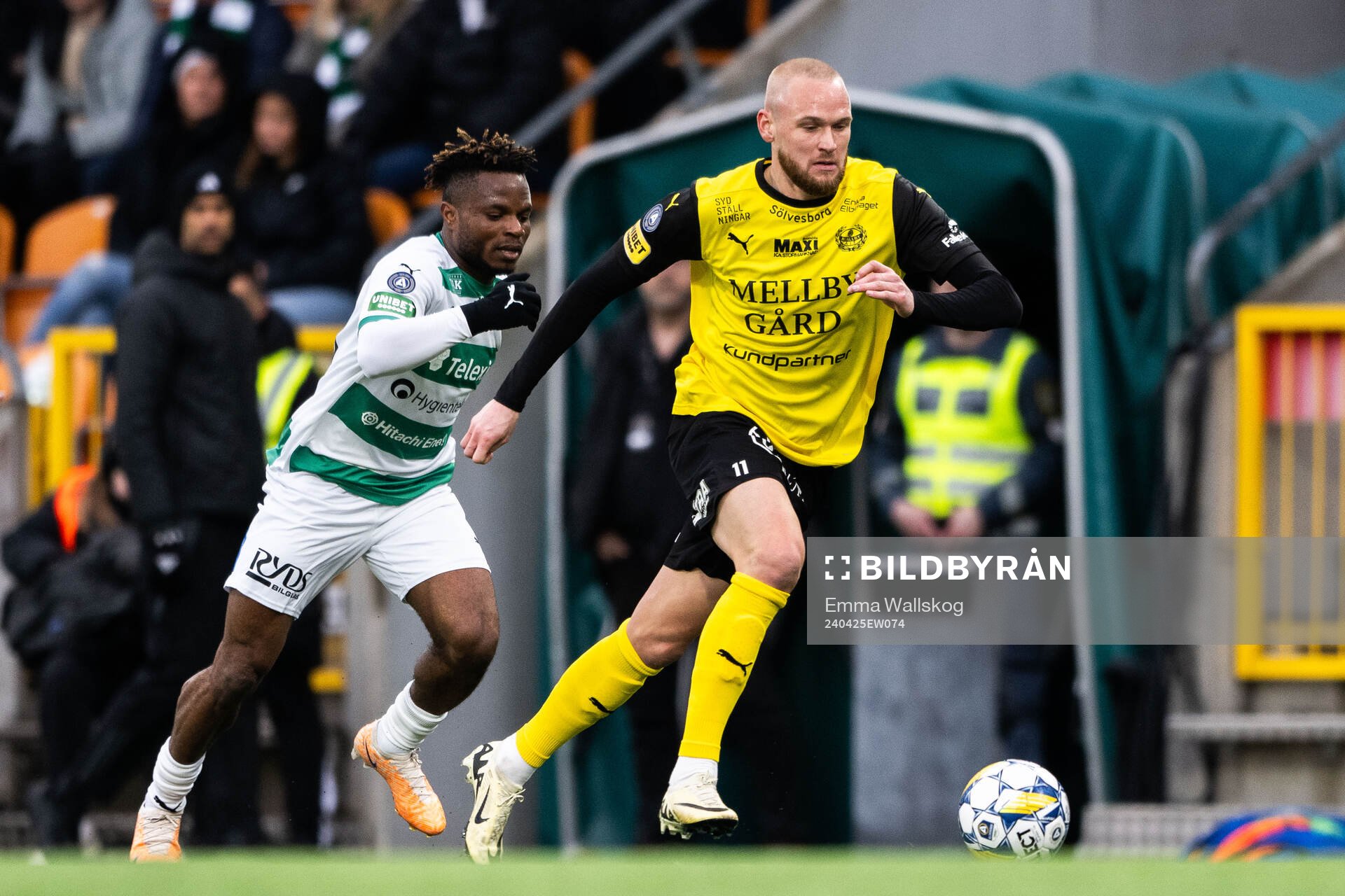 Västerås Henry Offia och Mjällbys Adam Ståhl