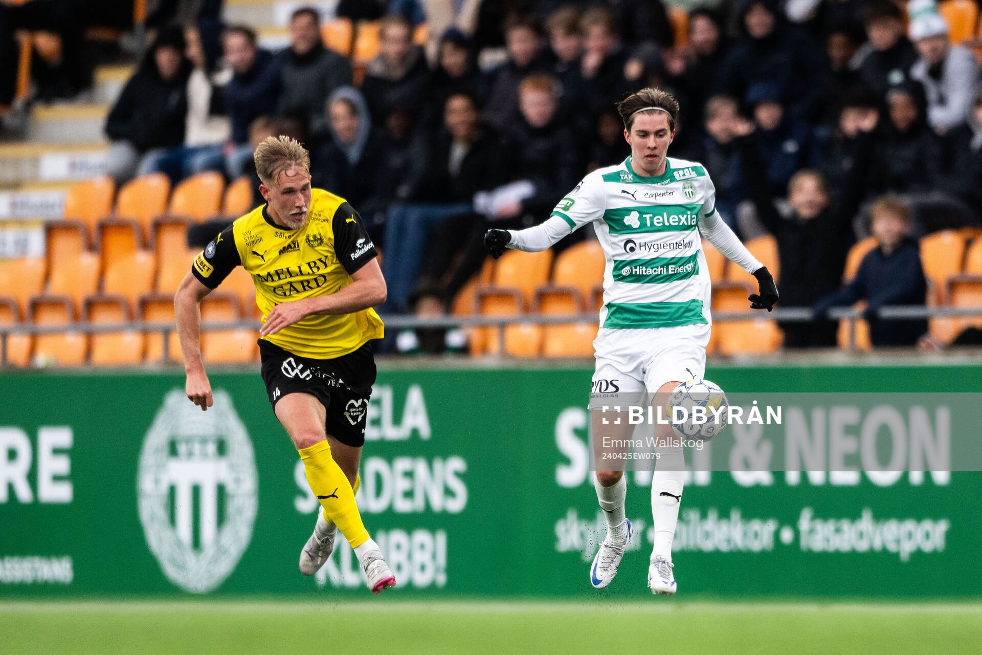Mjällbys Herman Johansson och Västerås Max Larsson under fotbollsmatchen i Allsvenskan mellan Västerås och Mjällby den 25 april 2024 i Västerås. 