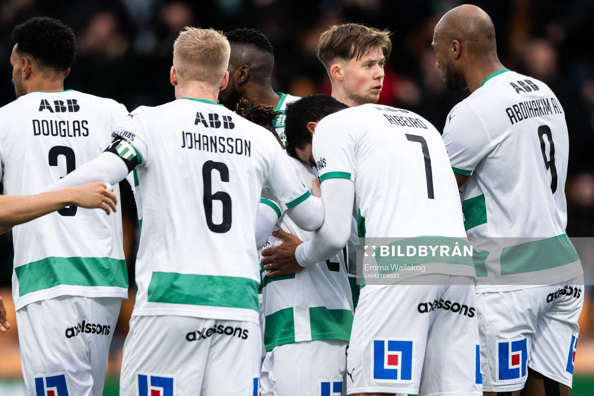 Västerås Henry Offia jublar med lagkamrater