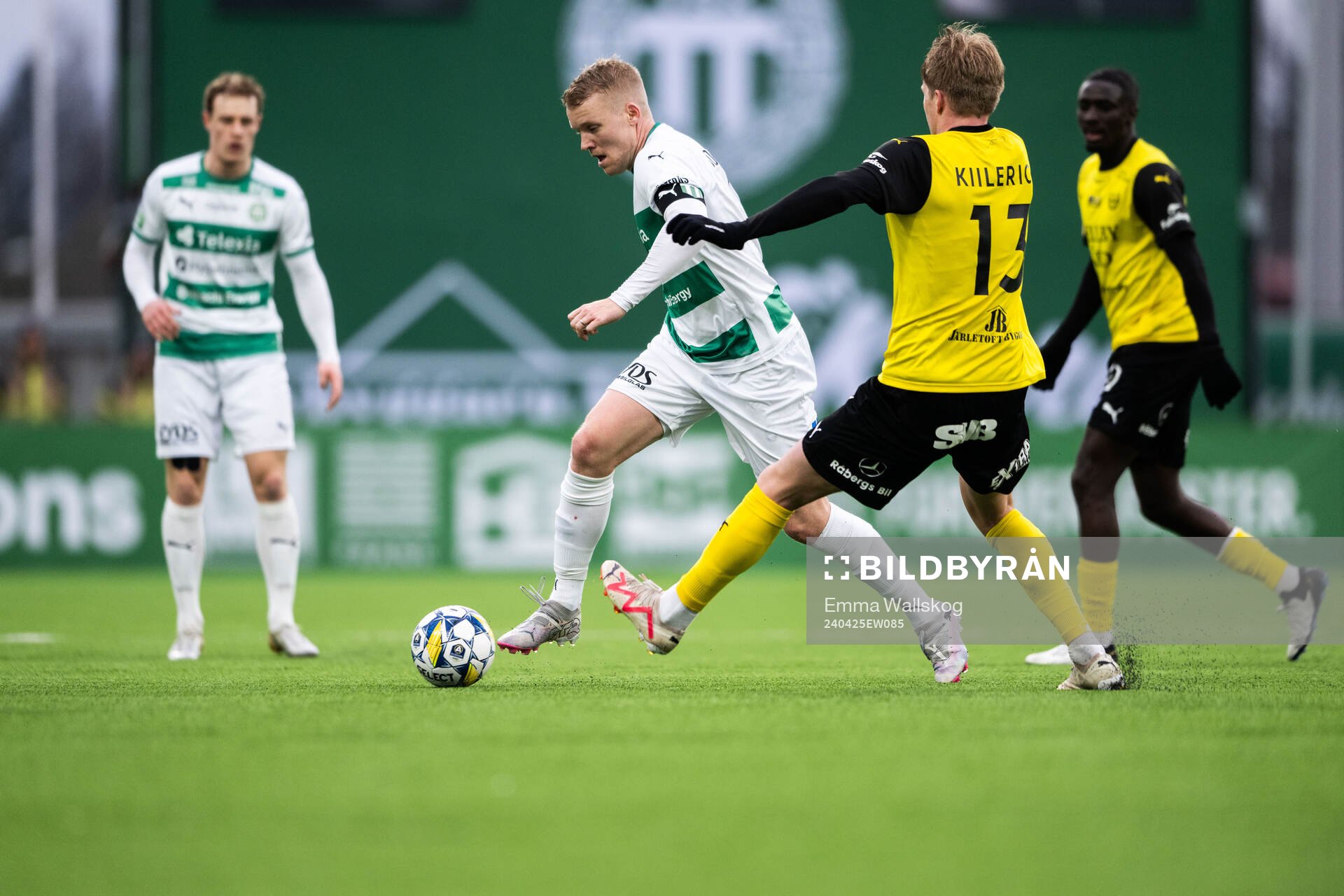 Västerås Simon Johansson och Mjällbys Jacob Kiilerich
