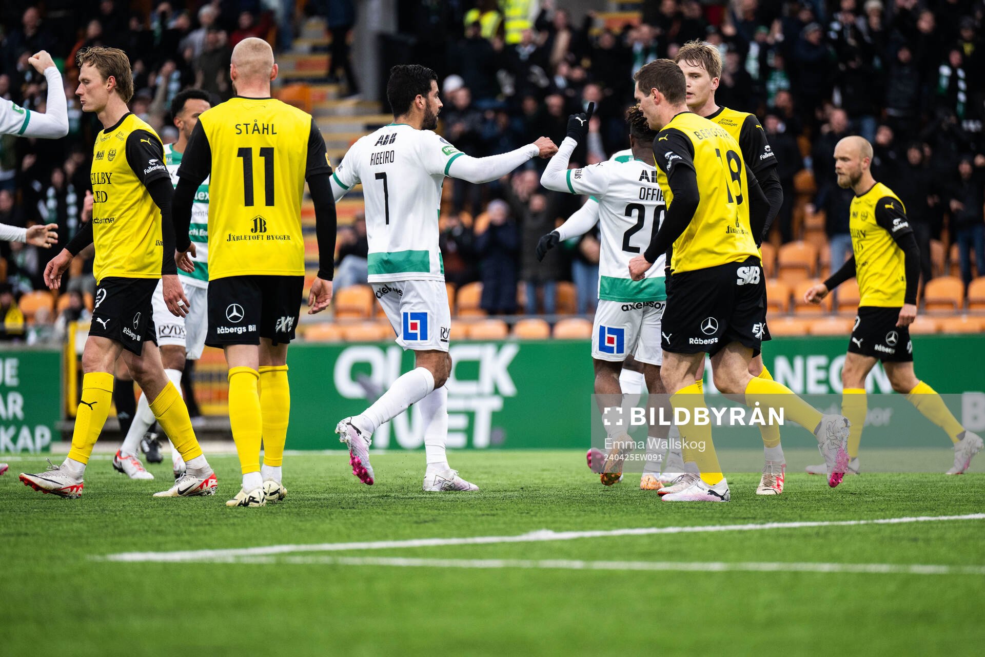 Västerås Henry Offia jublar med lagkamrater