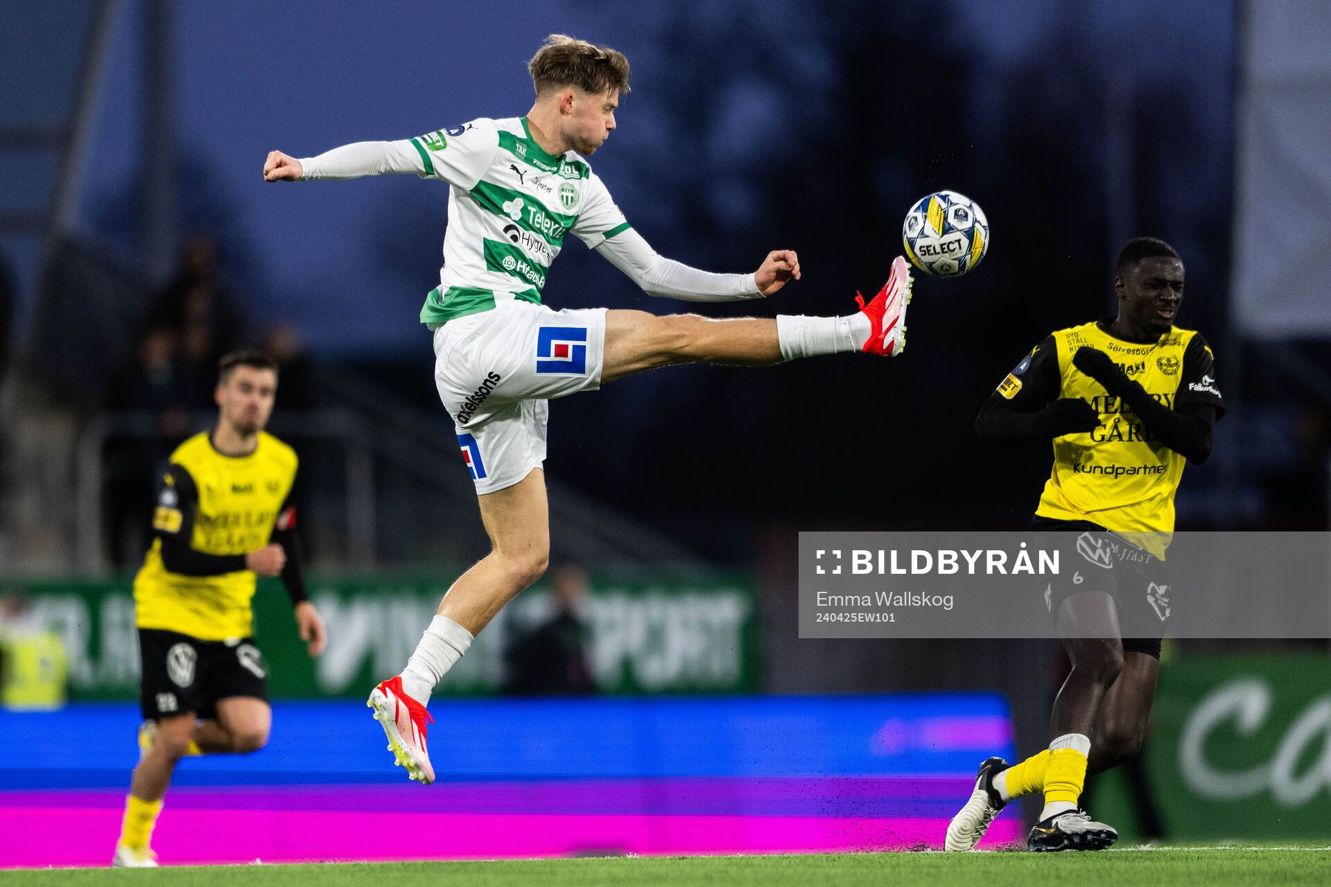 Västerås Patric Åslund och Mjällbys Seedy Imam Jagne