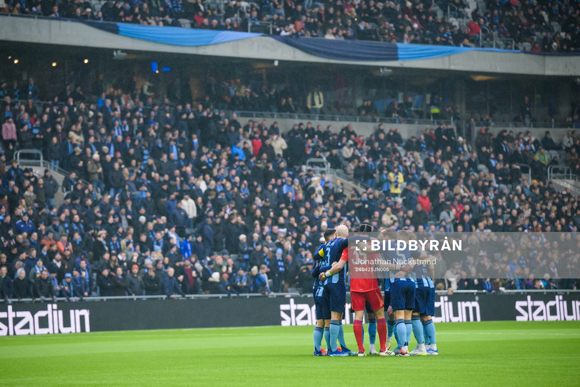 Djurgårdens spelare samlas inför fotbollsmatchen i Allsvenskan mellan Djurgården och Malmö FF den 25 april 2024 i Stockholm. 