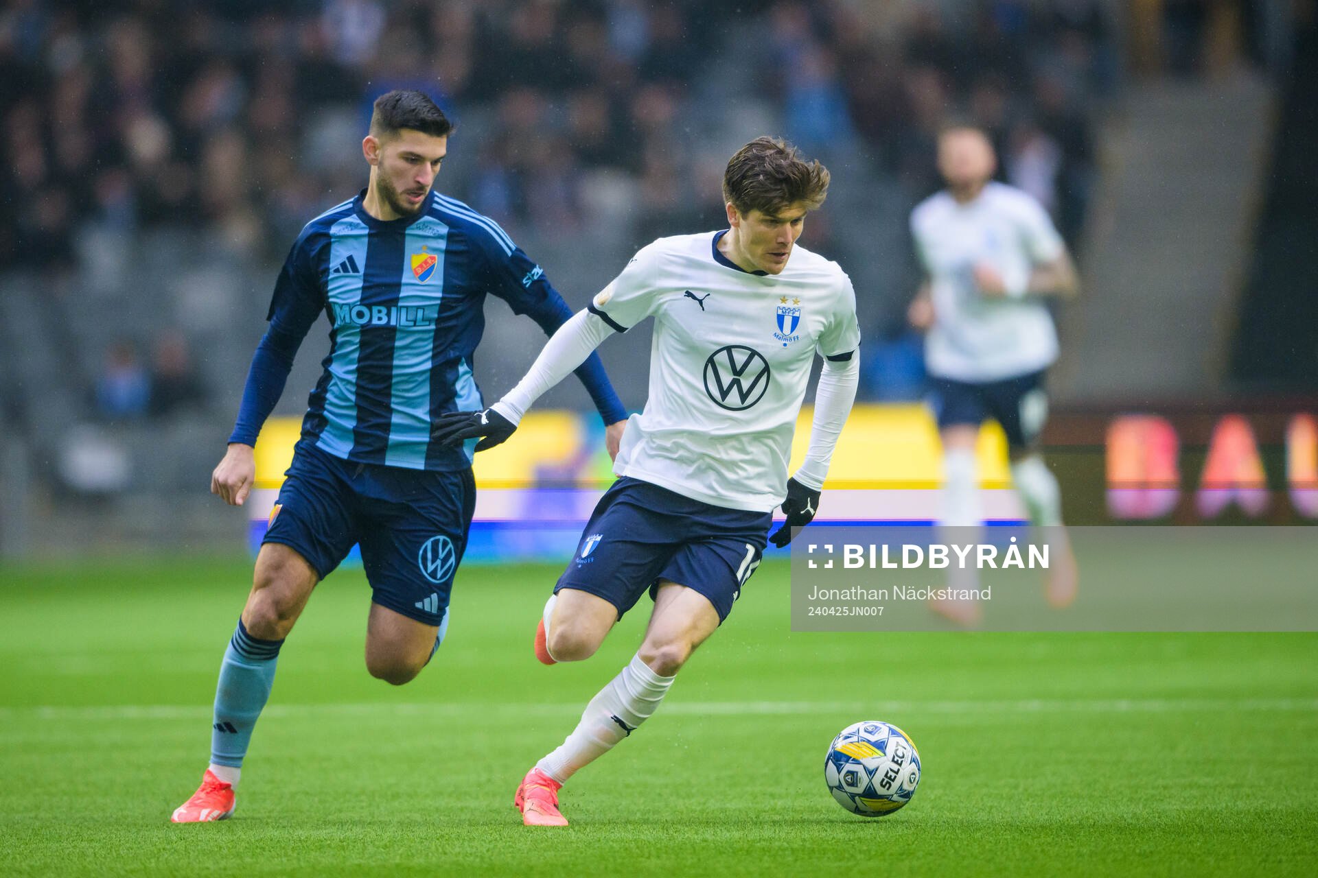 Djurgårdens Besard Sabovic och Malmö FFs Oliver Berg