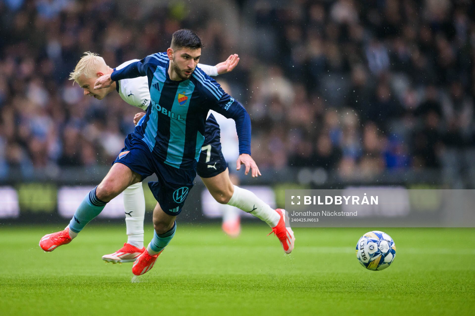 Djurgårdens Besard Sabovic och Malmö FFs Otto Rosengren