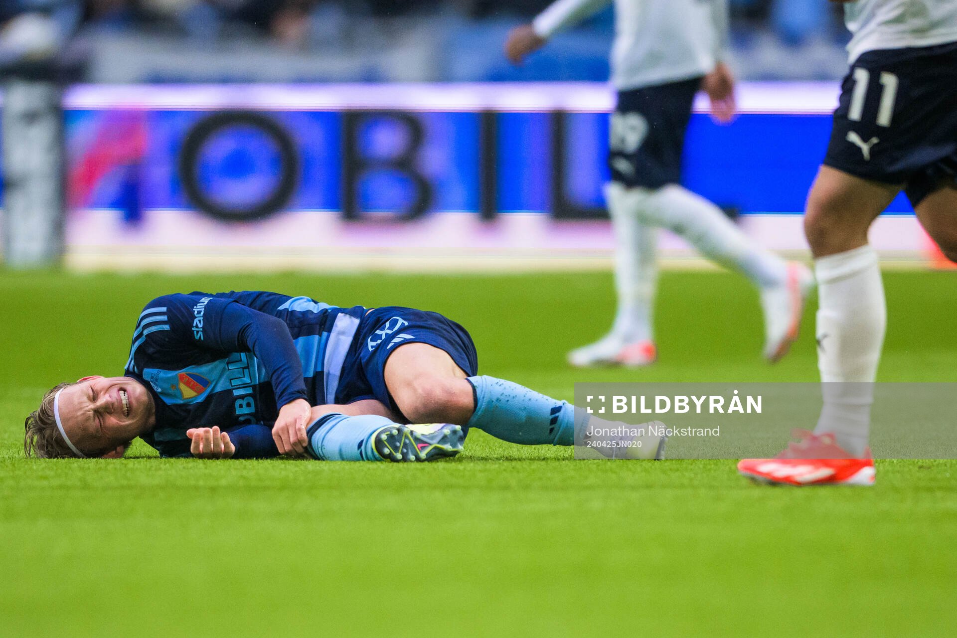 Djurgårdens Tobias Gulliksen har ont under fotbollsmatchen i Allsvenskan mellan Djurgården och Malmö FF den 25 april 2024 i Stockholm.