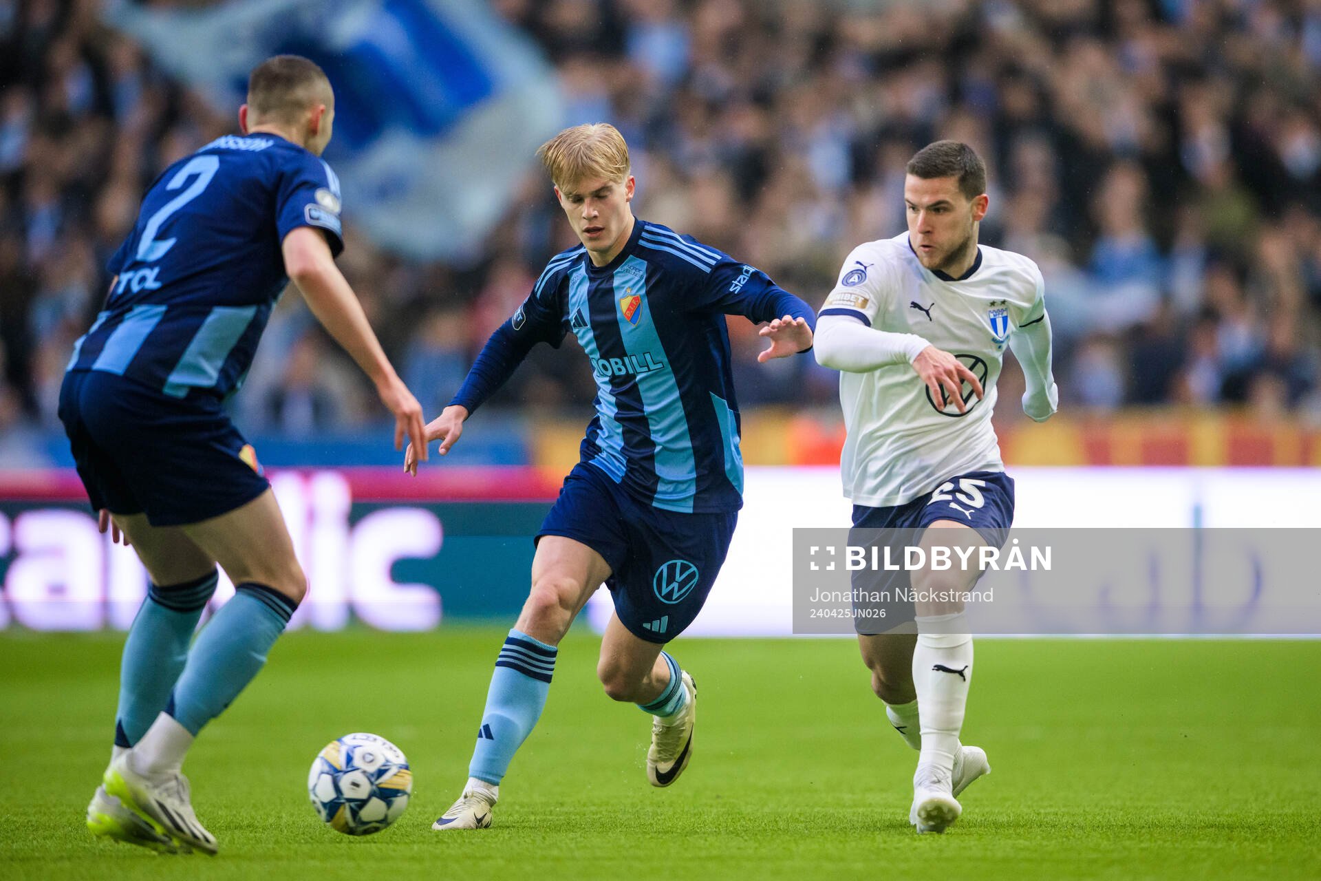 Djurgårdens Lucas Bergvall och Malmö FFs Gabriel Busanello