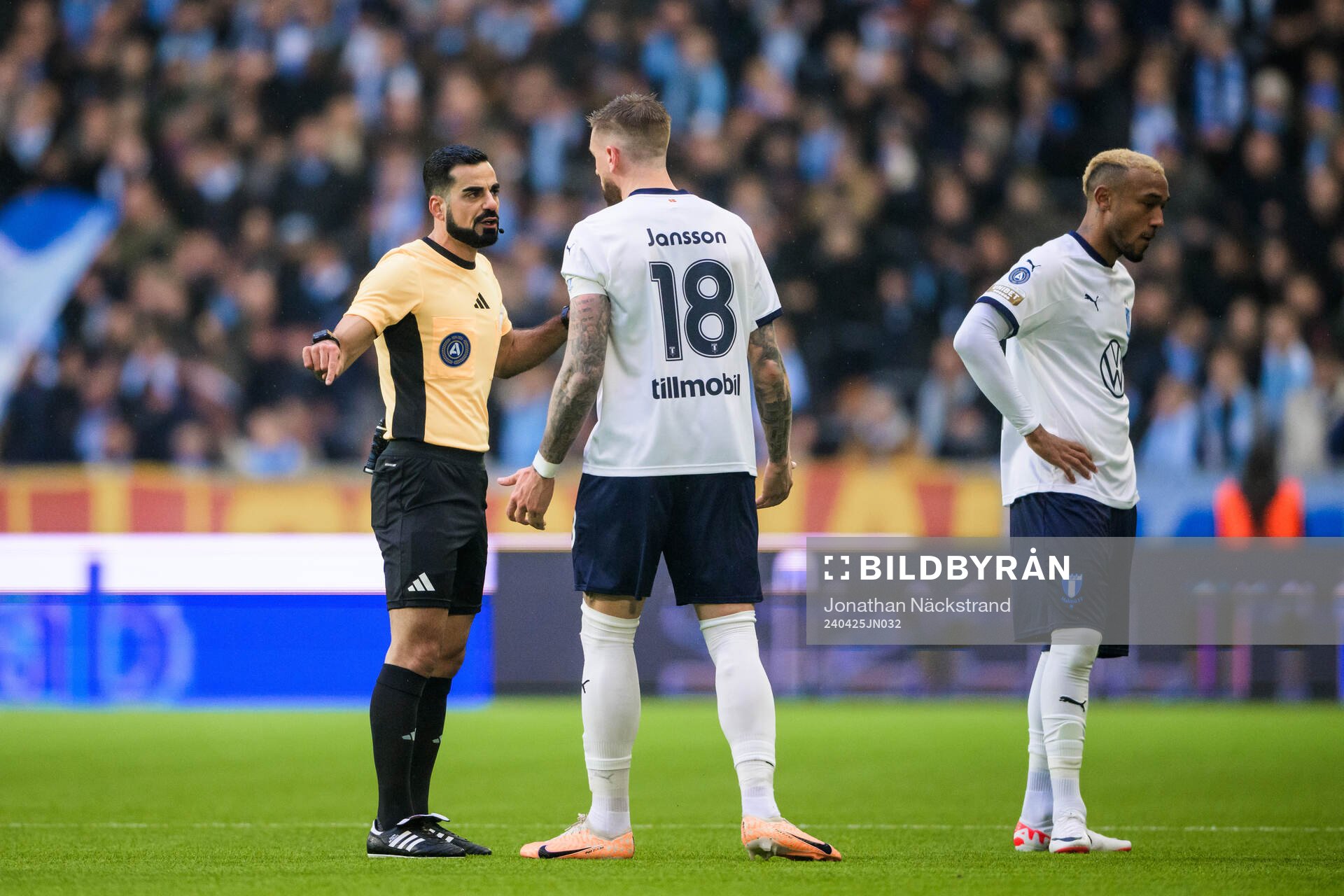 Domare Mohammed Al-Hakim diskuterar med Malmö FFs Pontus