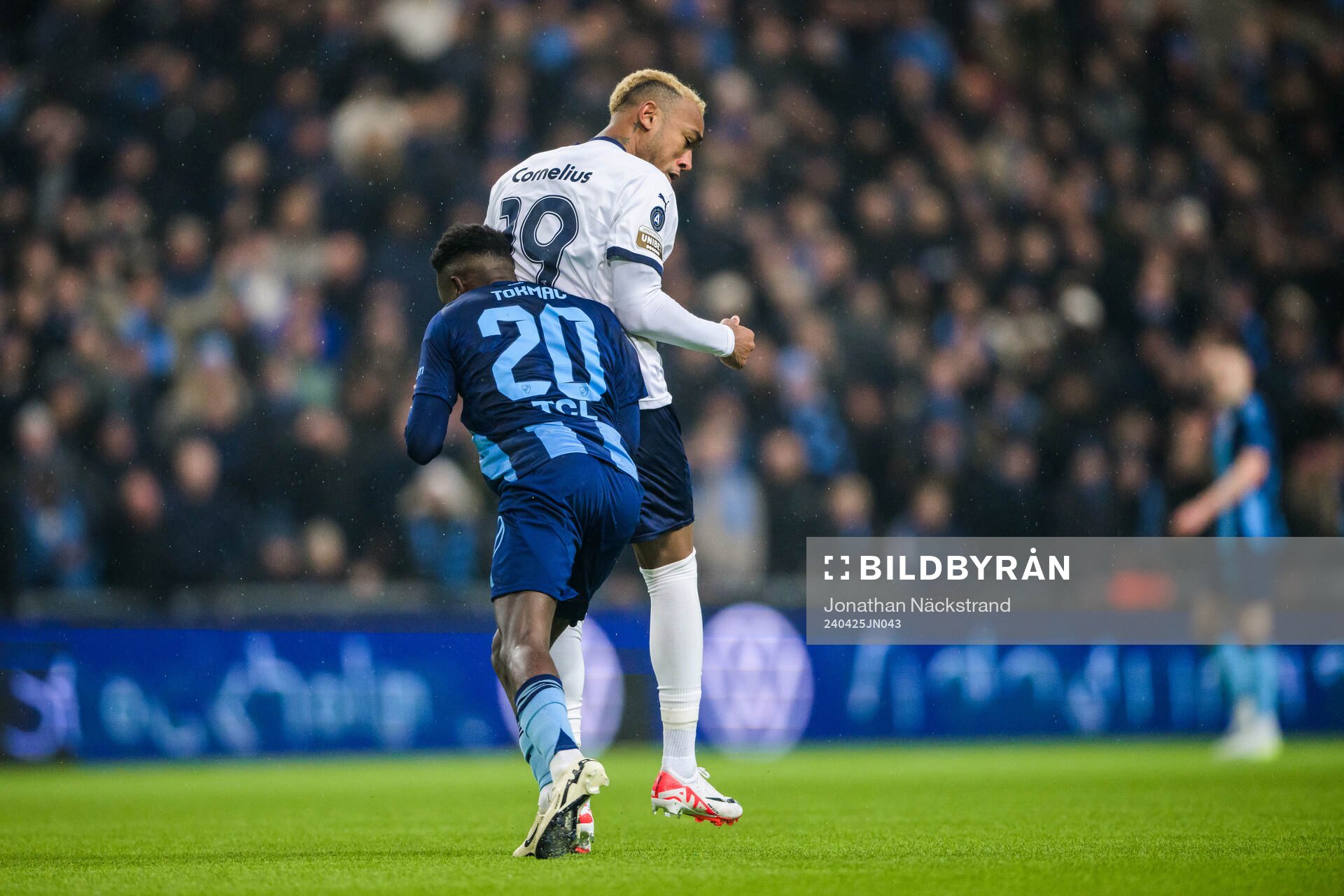 Djurgårdens Tokmac Nguen trycker till Malmö FFs Derek Cornelius vilket resulterar i rött kort under fotbollsmatchen i Allsvenskan mellan Djurgården och Malmö FF den 25 april 2024 i Stockholm.