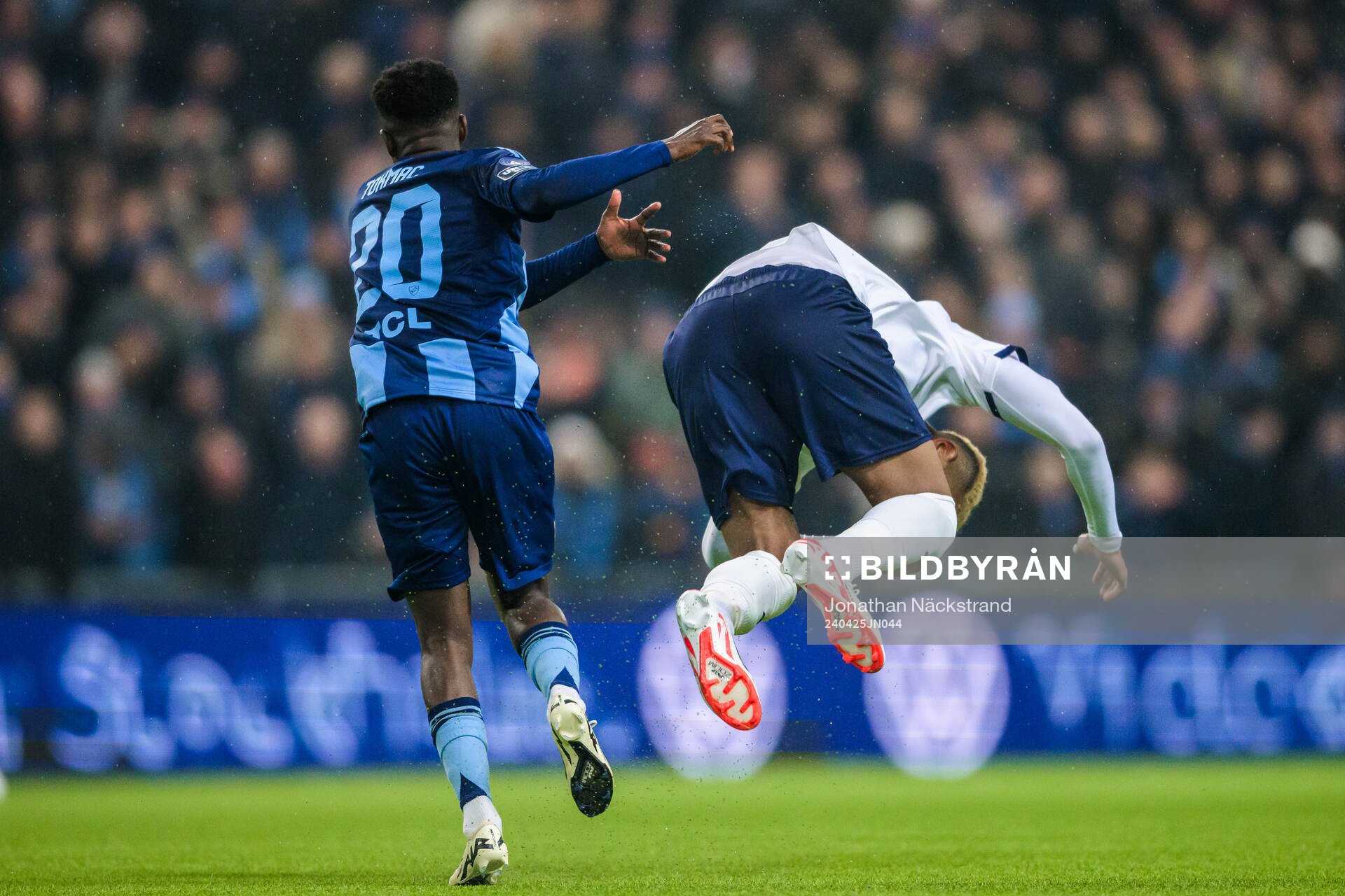 Djurgårdens Tokmac Nguen trycker till Malmö FFs Derek Cornelius vilket resulterar i rött kort under fotbollsmatchen i Allsvenskan mellan Djurgården och Malmö FF den 25 april 2024 i Stockholm.