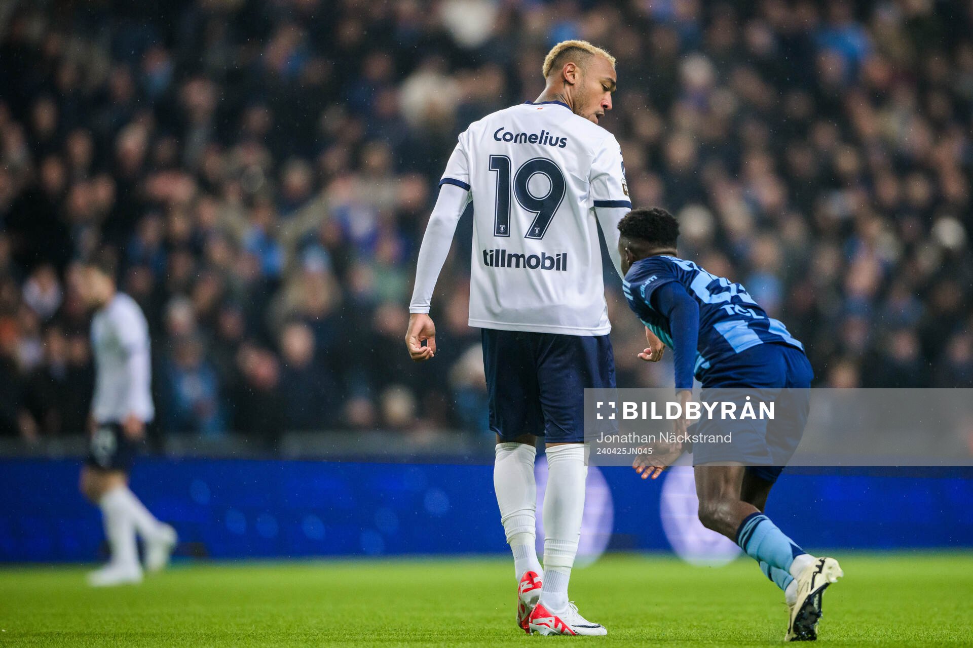 Djurgårdens Tokmac Nguen trycker till Malmö FFs Derek