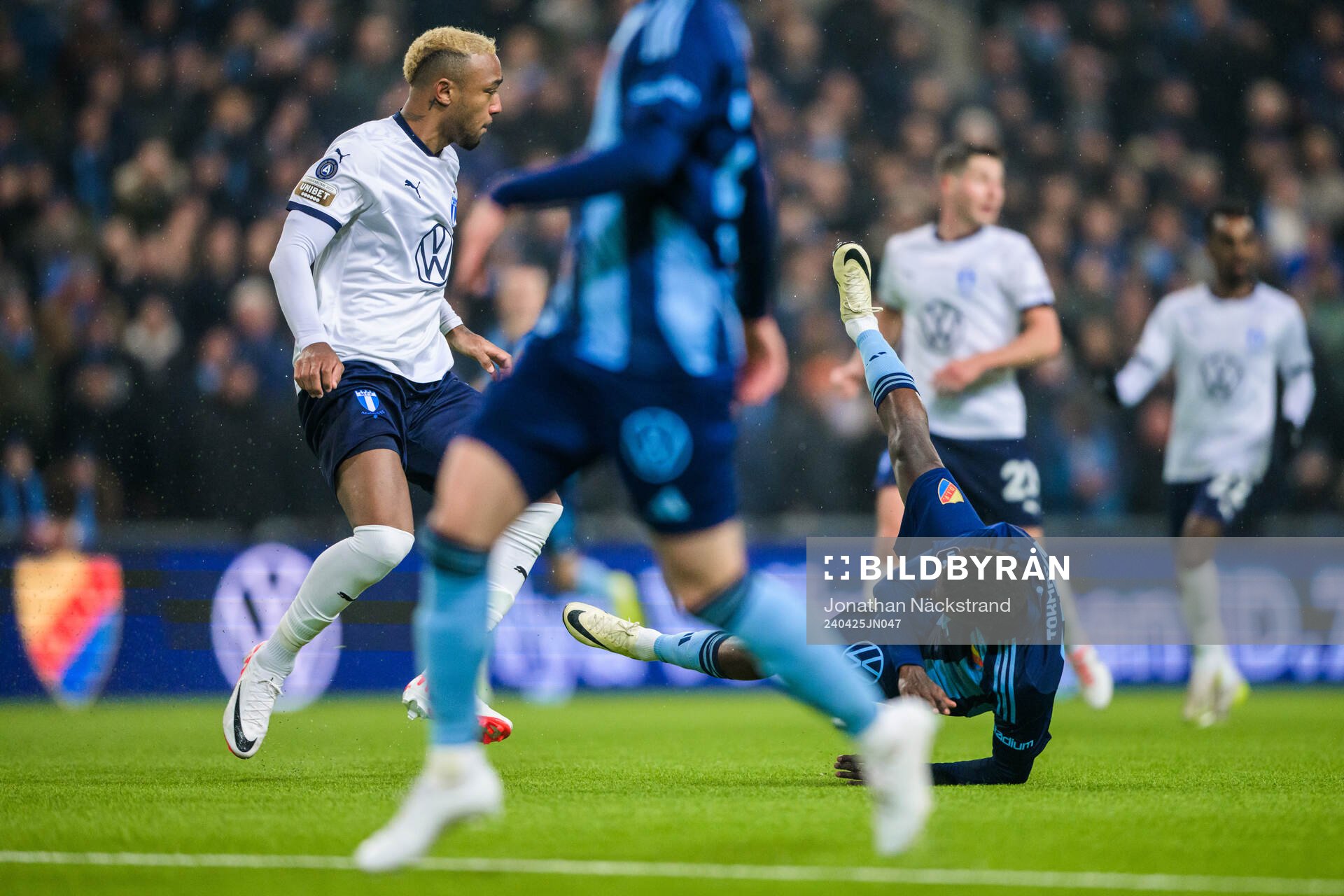 Malmö FFs Derek Cornelius och Djurgårdens Tokmac Nguen