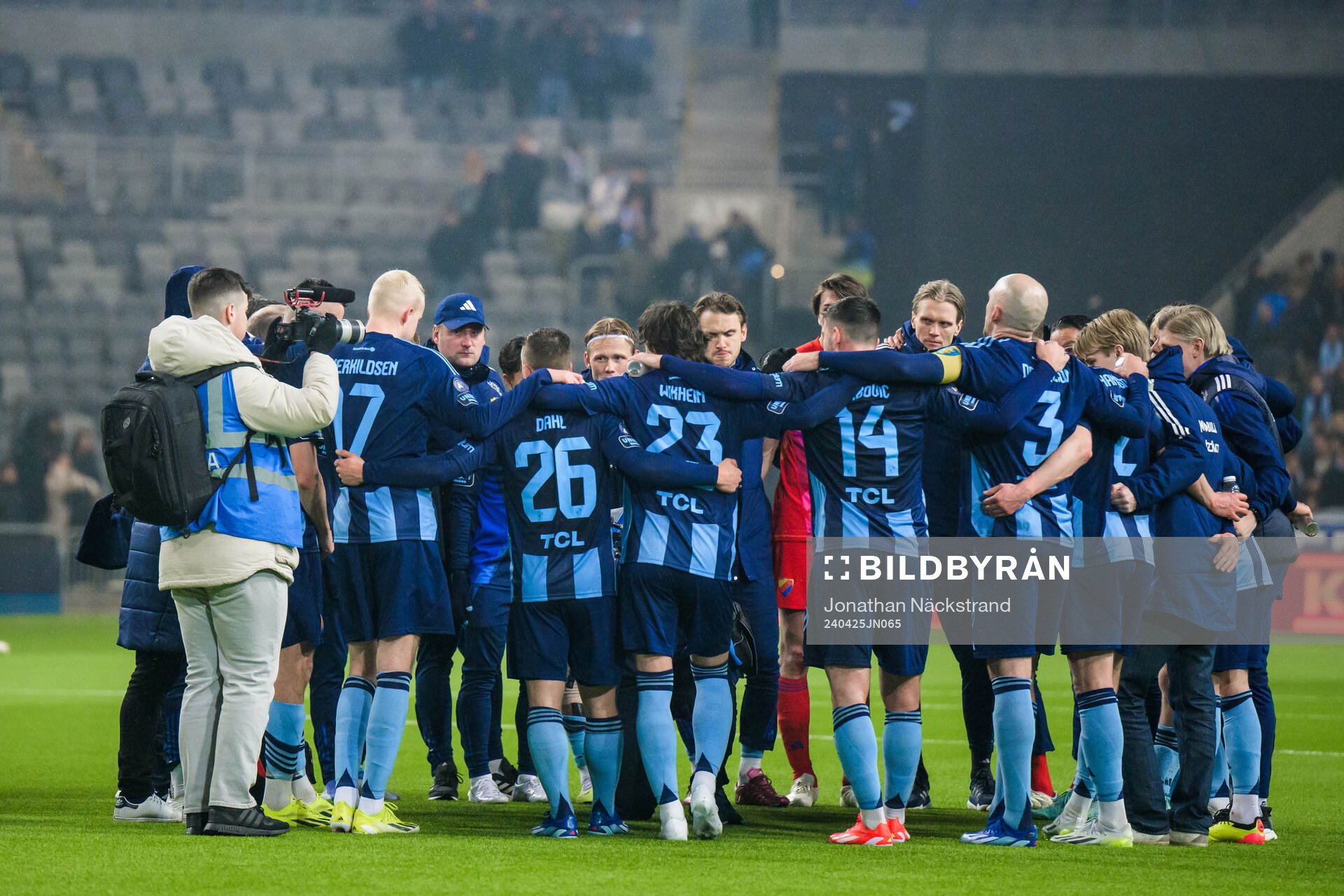 Djurgårdens spelare samlas efter fotbollsmatchen i Allsvenskan mellan Djurgården och Malmö FF den 25 april 2024 i Stockholm. 