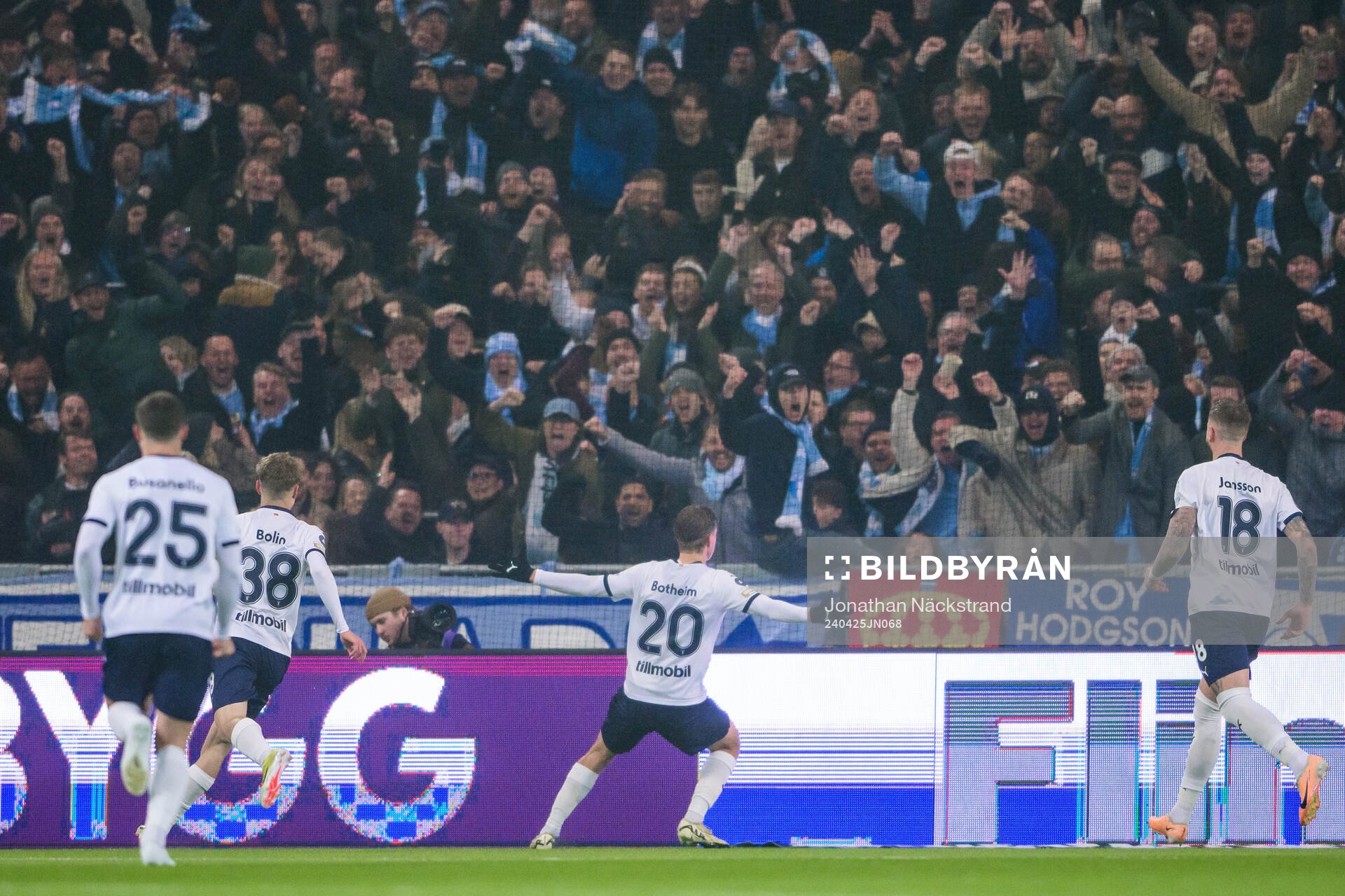 Malmö FFs Erik Botheim jublar med lagkamrater