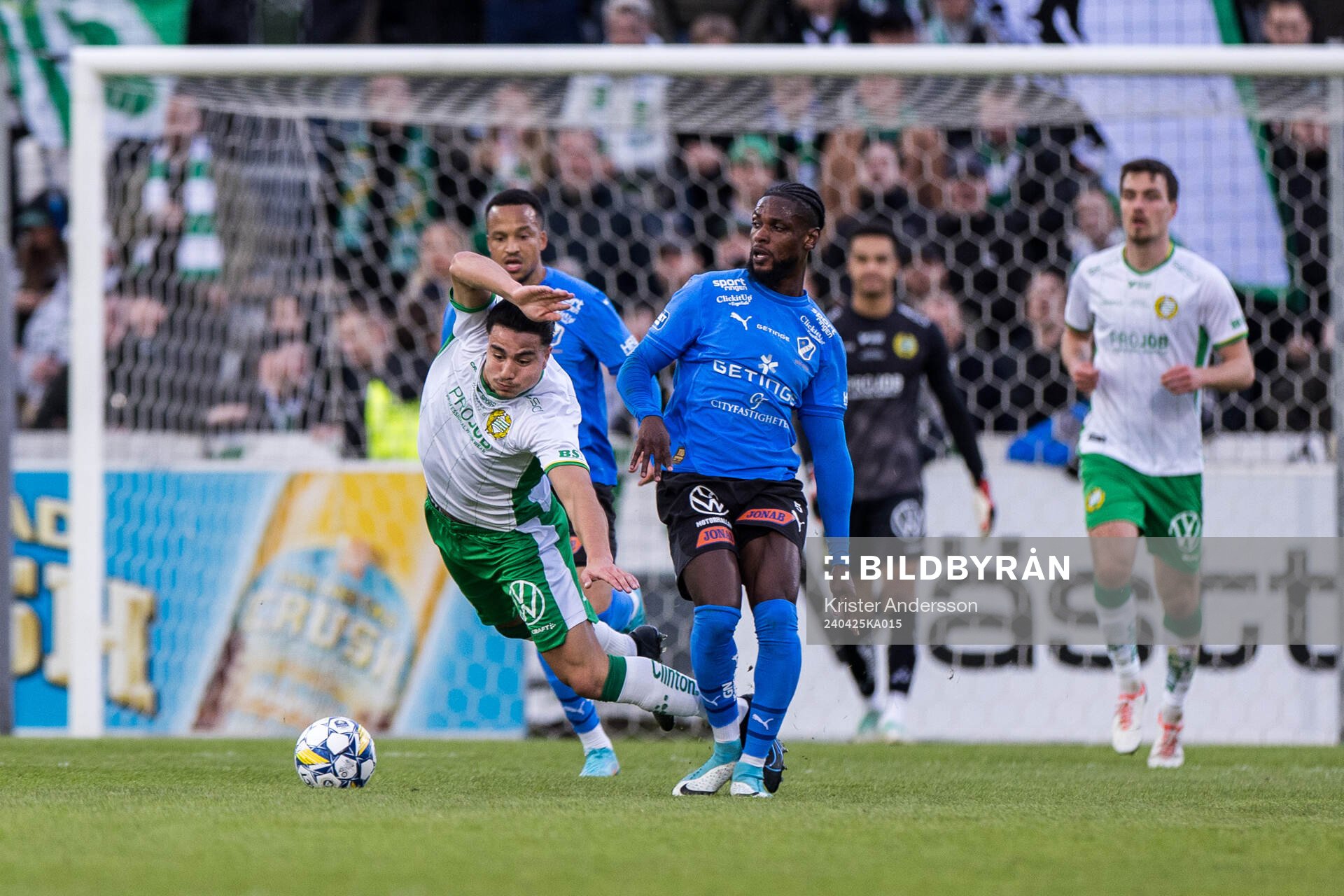 Hammarbys Jusef Erabi och Halmstads Joseph Baffoe under fotbollsmatchen i Allsvenskan mellan Halmstad och Hammarby den 25 april 2024 i Halmstad.