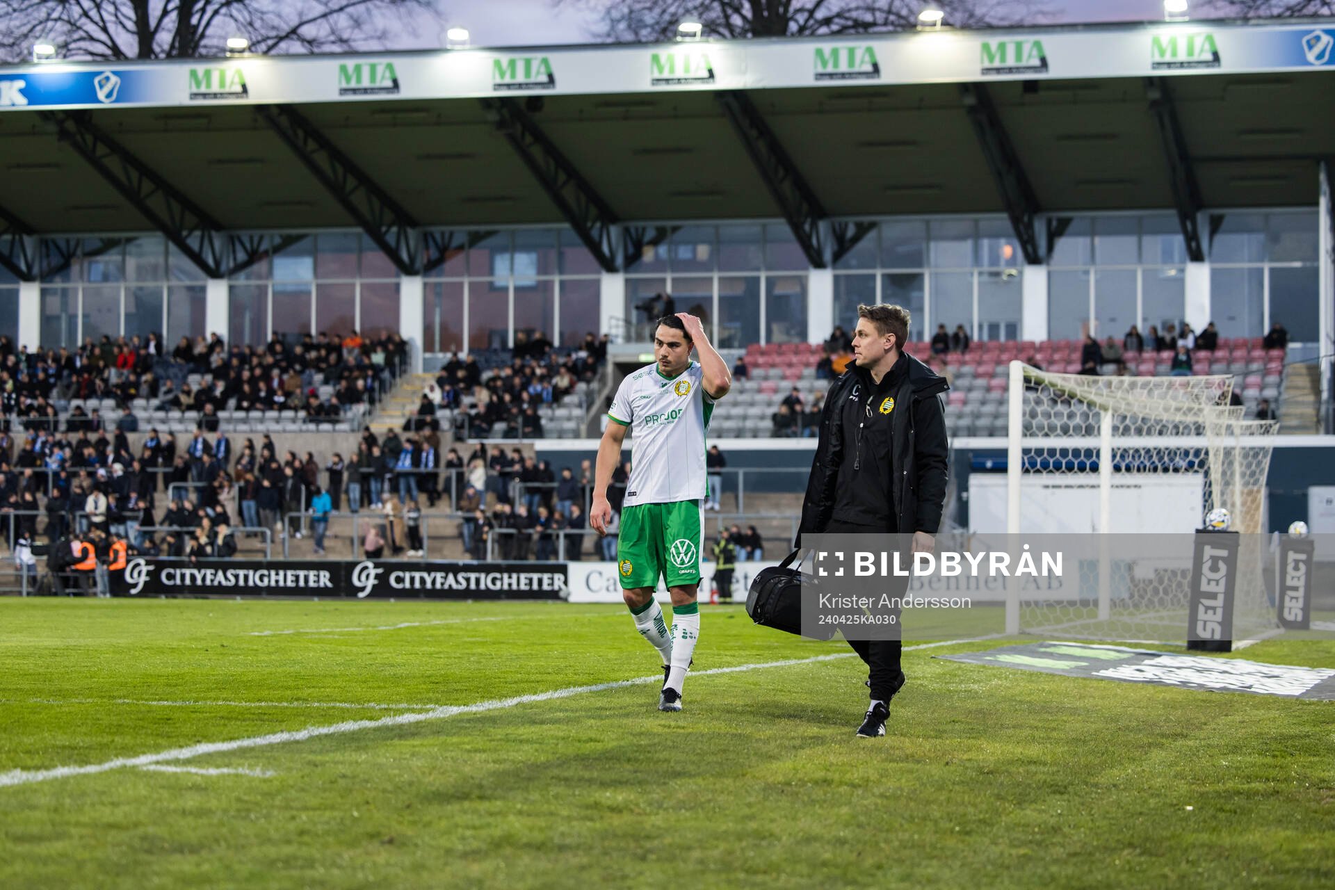 Hammarbys Jusef Erabi lämnar plan
