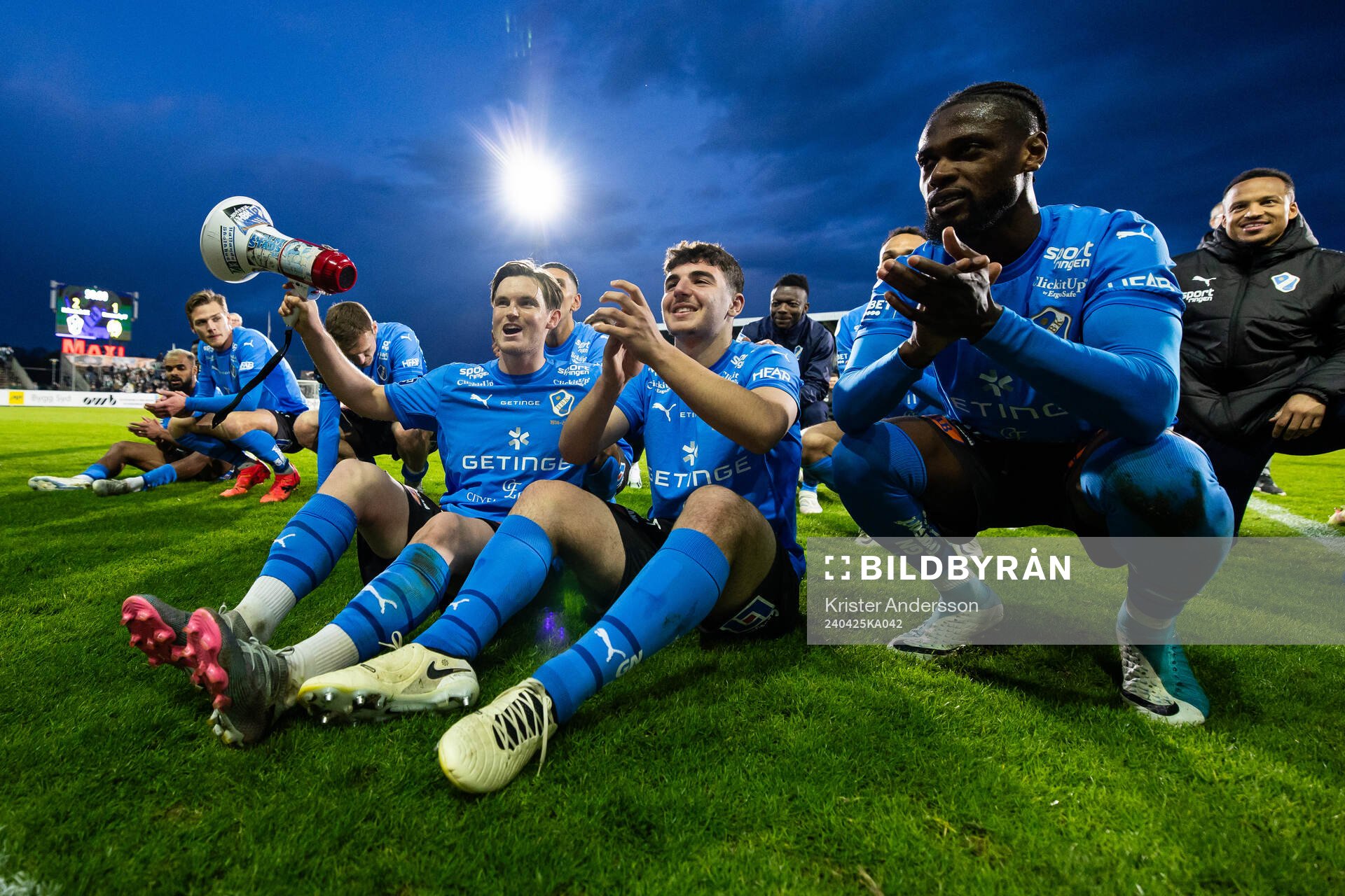 Halmstads Jonathan Svedberg, Bleon Kurtulus och Joseph Baffoe jublar efter fotbollsmatchen i Allsvenskan mellan Halmstad och Hammarby den 25 april 2024 i Halmstad.