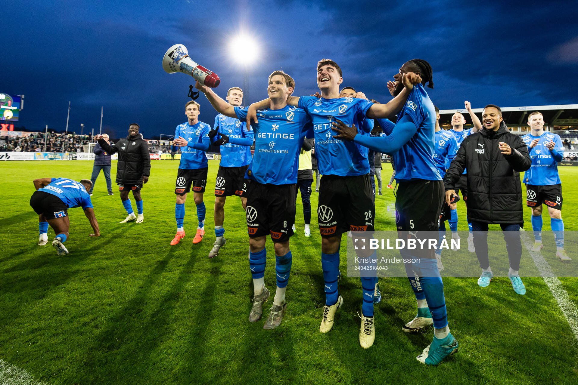 Halmstads Jonathan Svedberg, Bleon Kurtulus och Joseph Baffoe jublar efter fotbollsmatchen i Allsvenskan mellan Halmstad och Hammarby den 25 april 2024 i Halmstad.