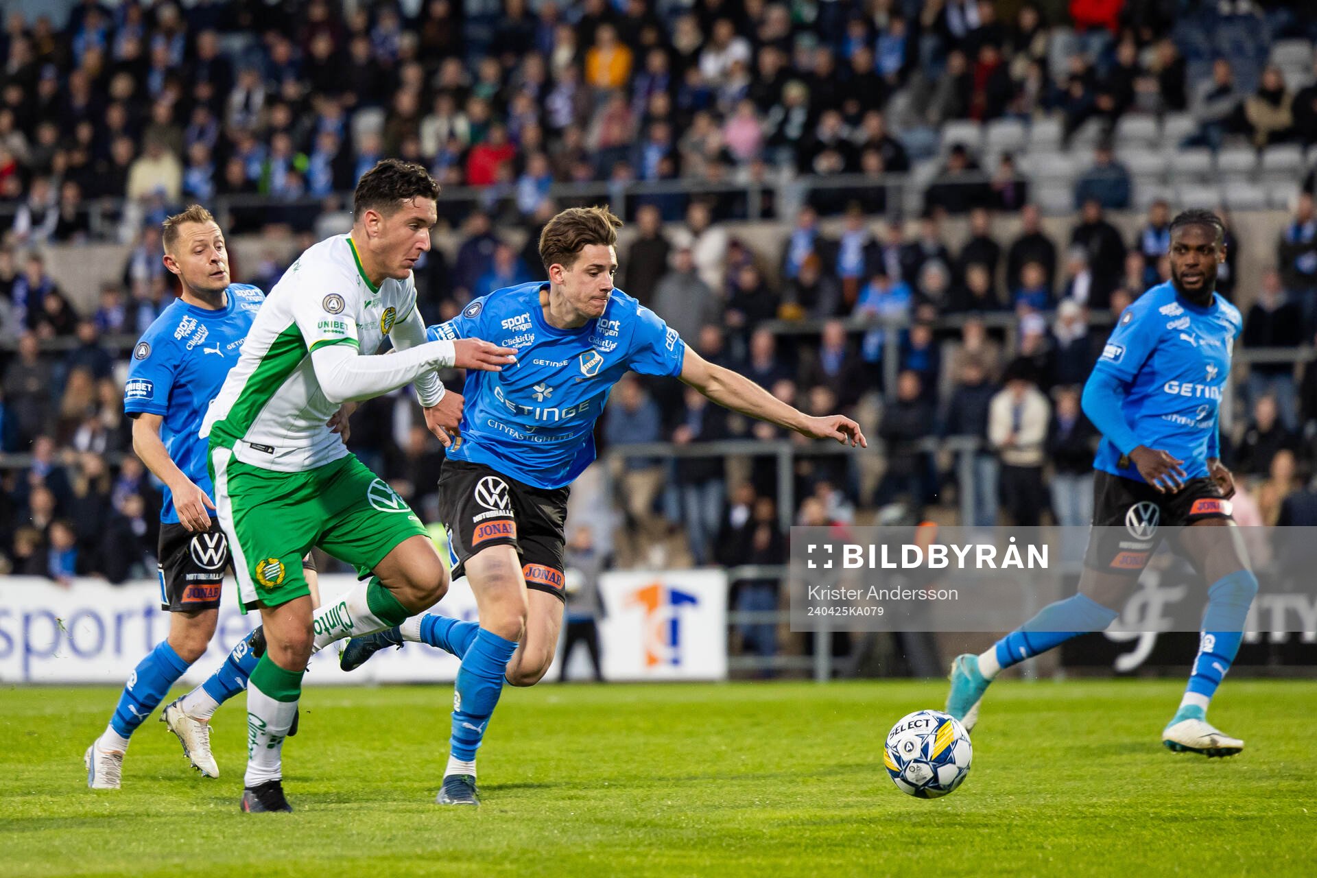 Hammarbys Deniz Gul och Halmstads Gabriel Wallentin under fotbollsmatchen i Allsvenskan mellan Halmstad och Hammarby den 25 april 2024 i Halmstad. 