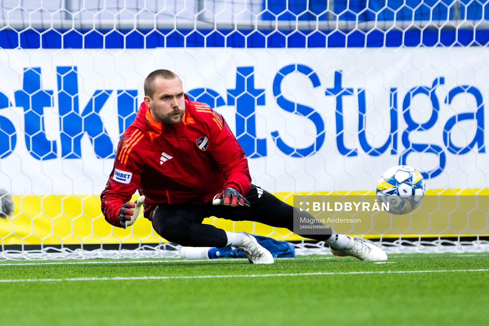 IFK Norrköpings målvakt Oscar Jansson på uppvärmningen inför fotbollsmatchen i Allsvenskan mellan IFK Norrköping och Elfsborg den 25 april 2024 i Norrköping.