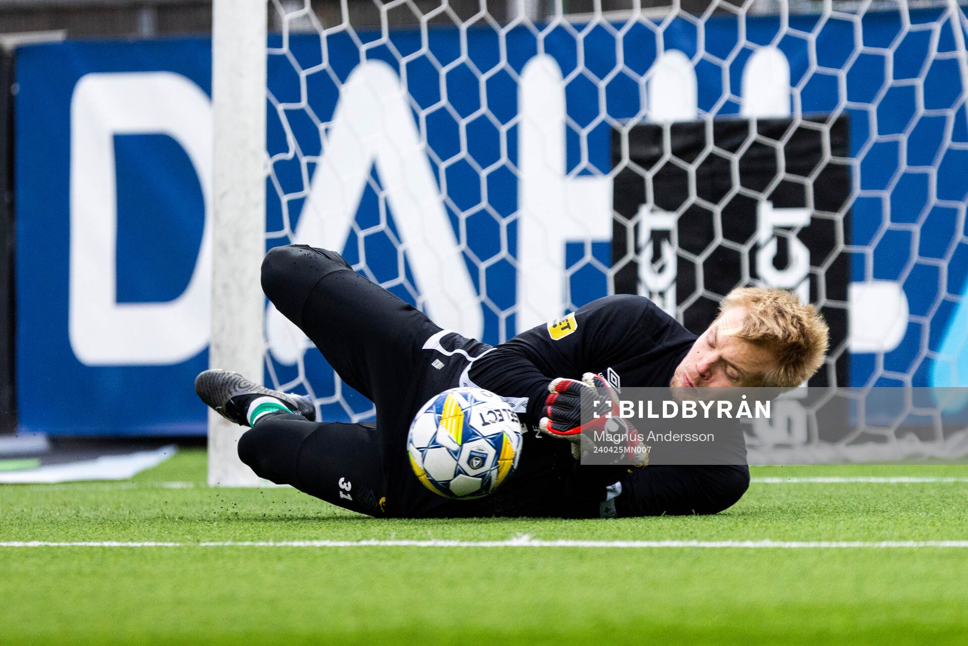 Elfsborgs målvakt Isak Pettersson på uppvärmningen