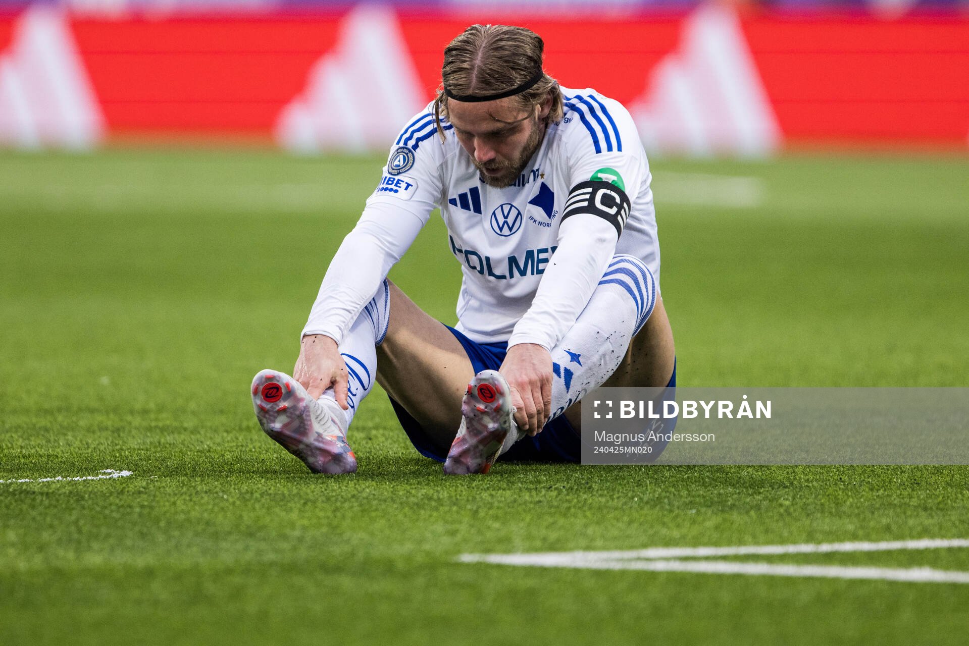 IFK Norrköpings Christoffer Nyman har ont under fotbollsmatchen i Allsvenskan mellan IFK Norrköping och Elfsborg den 25 april 2024 i Norrköping.