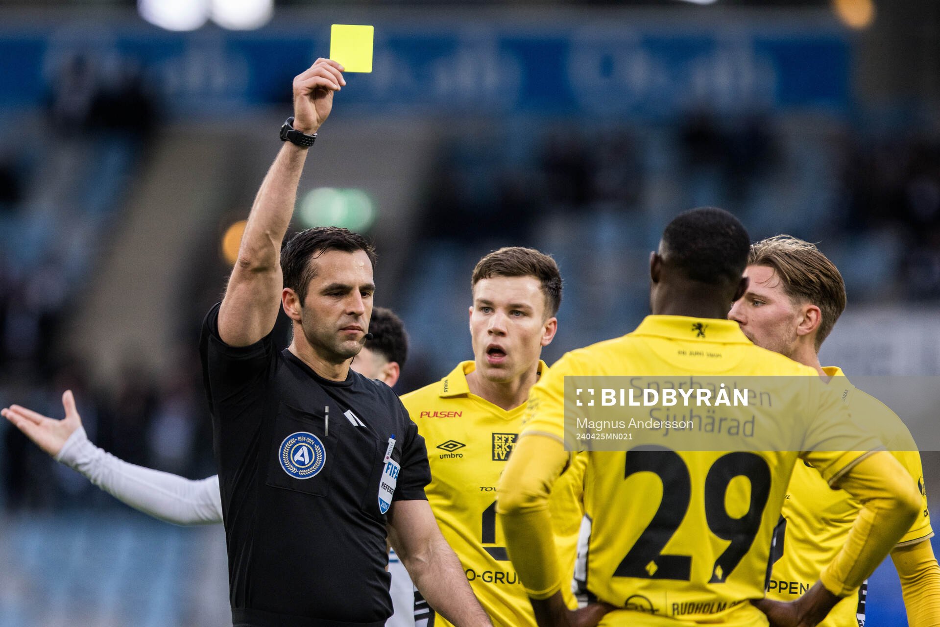 Domare Granit Maqedonci varnar Elfsborgs Ibrahim Buhari under fotbollsmatchen i Allsvenskan mellan IFK Norrköping och Elfsborg den 25 april 2024 i Norrköping.