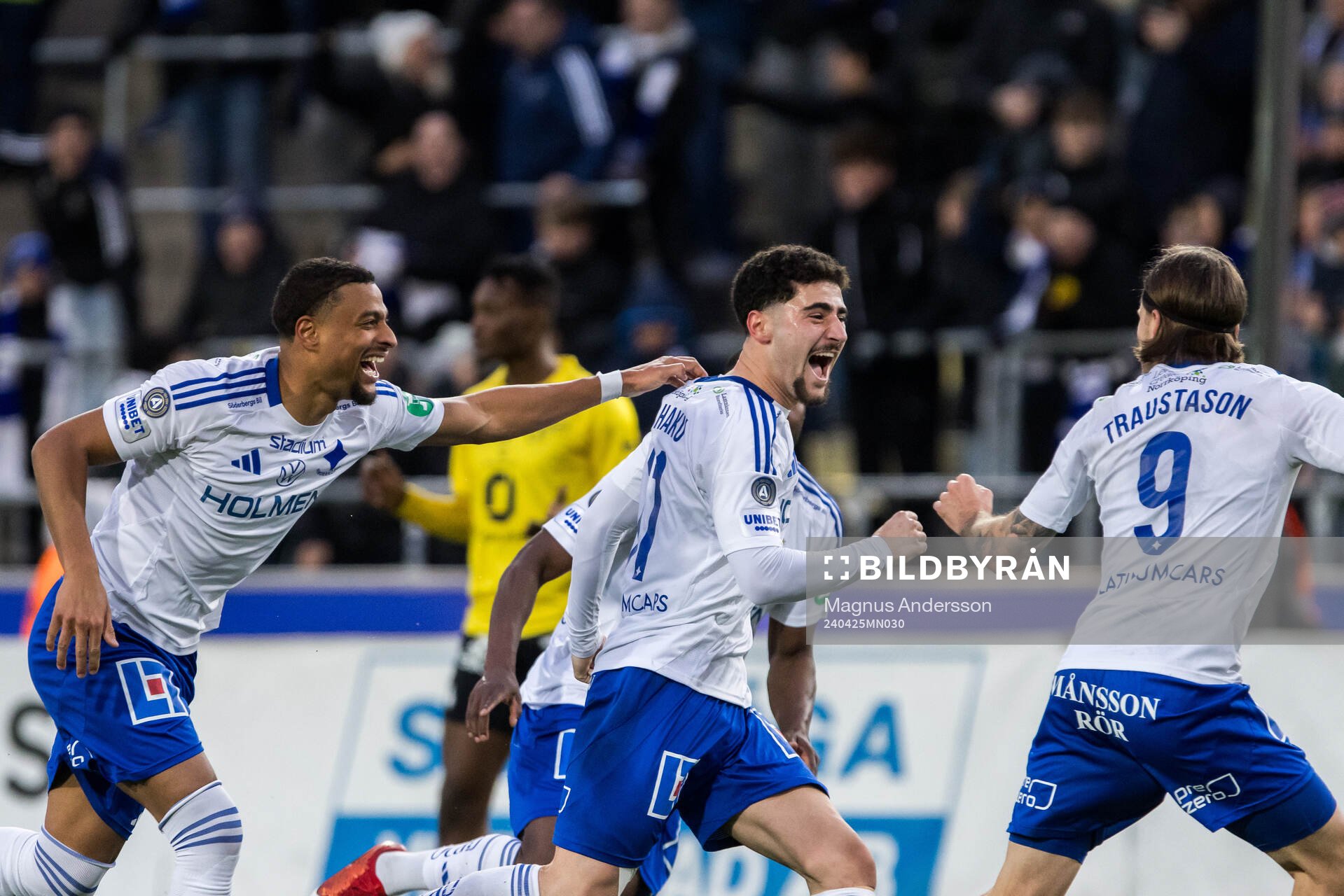 IFK Norrköpings Ismet Lushaku jublarmed lagkamrater