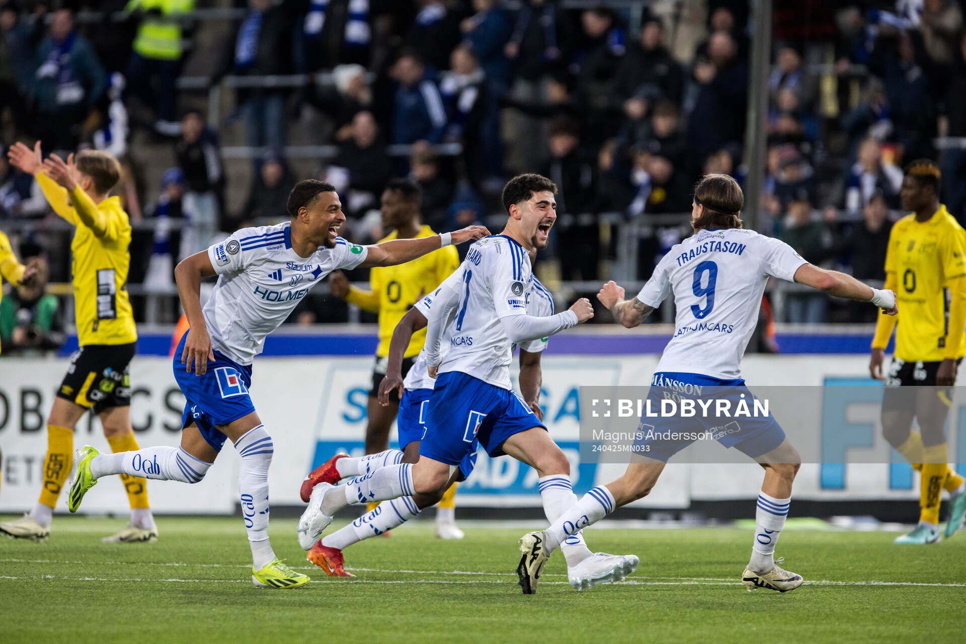 IFK Norrköpings Ismet Lushaku jublarmed lagkamrater