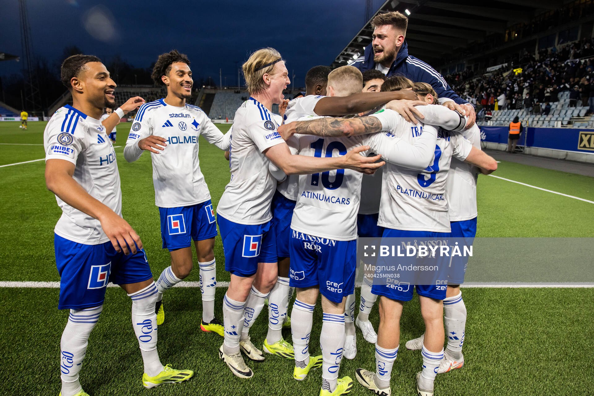 IFK Norrköpings Arnor Traustason jublar med lagkamrater