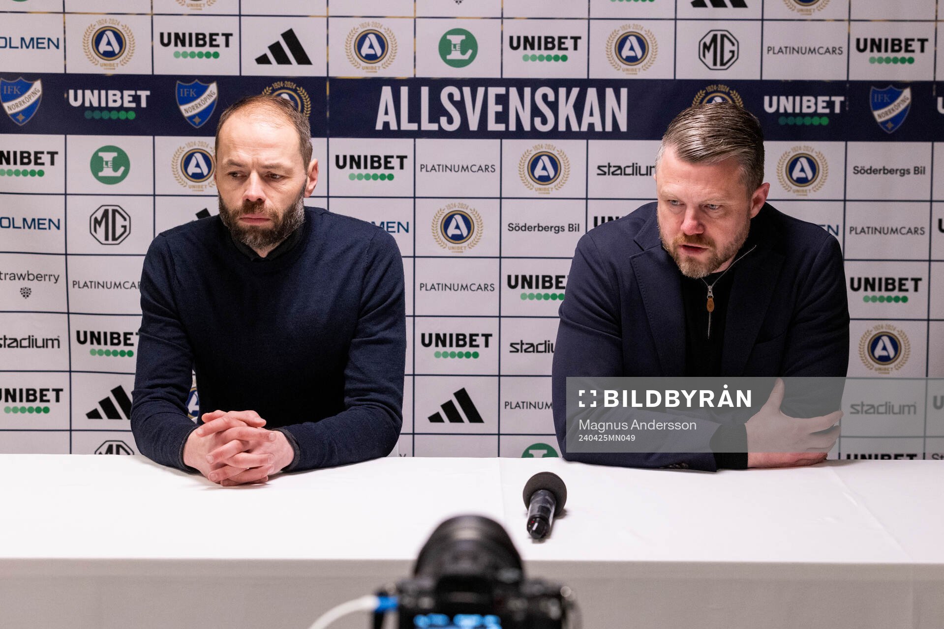 IFK Norrköpings tränare Andreas Alm och Elfsborgs manager Jimmy Thelin under en presskonferens efter fotbollsmatchen i Allsvenskan mellan IFK Norrköping och Elfsborg den 25 april 2024 i Norrköping.