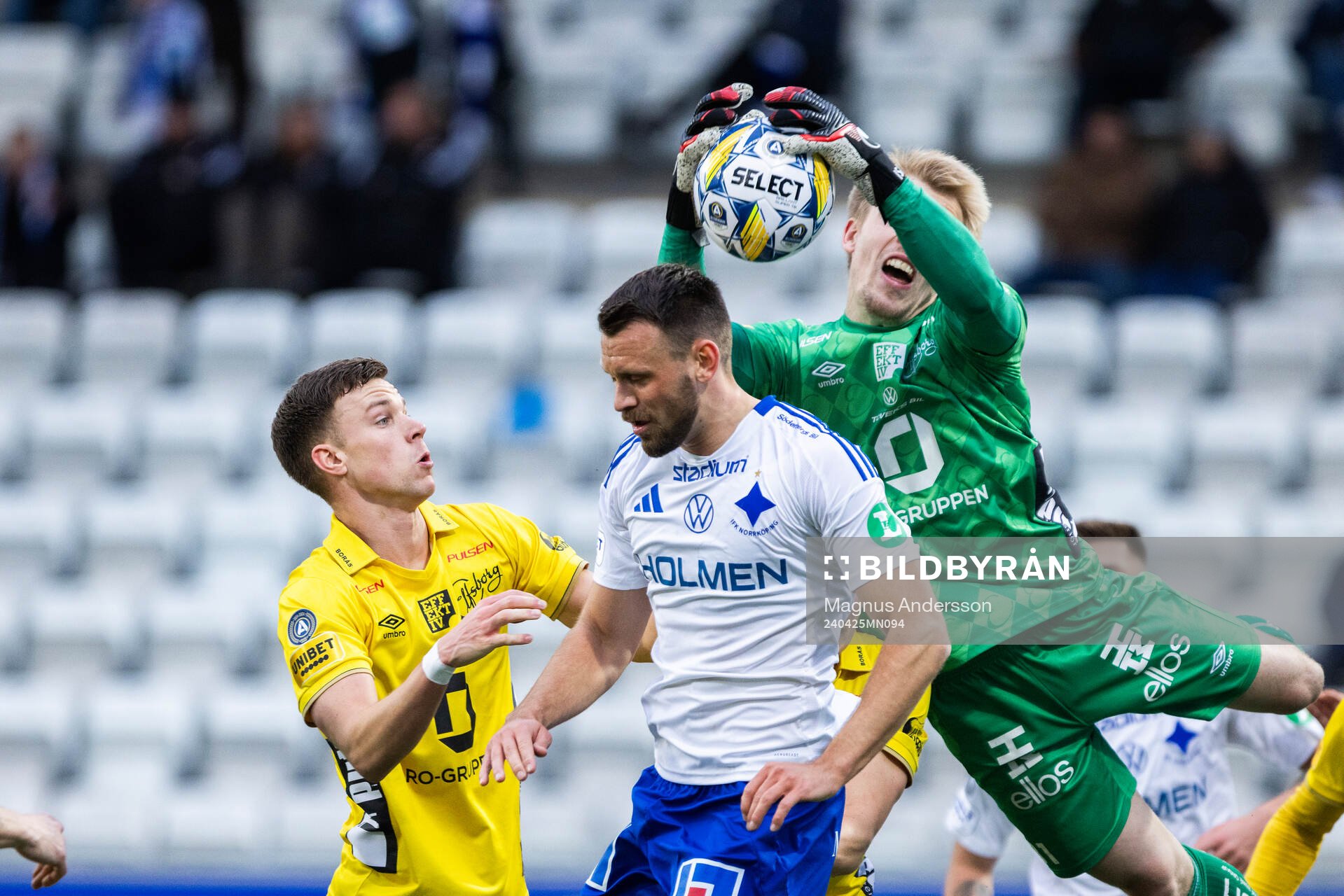 Elfsborgs Andri Fannar Baldursson, målvakt Isak Pettersson