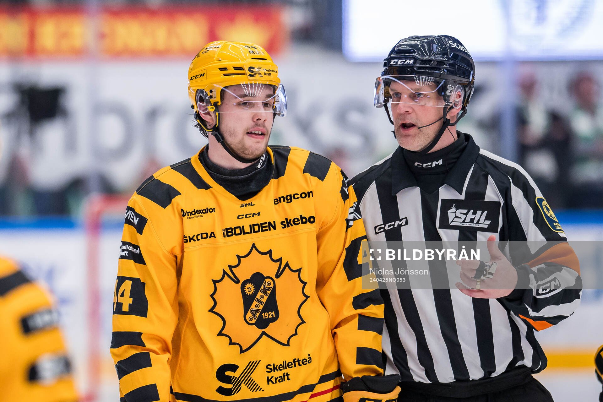 Skellefteås Elias Salomonsson och Domare Mikael Nord