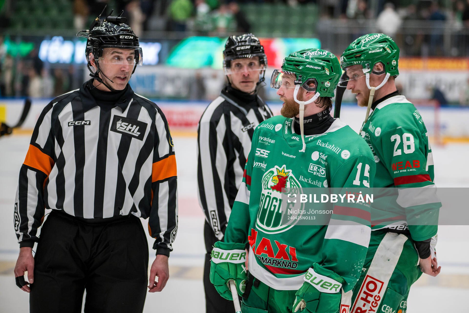 Rögles Simon Ryfors och Anton Bengtsson i diskussion med