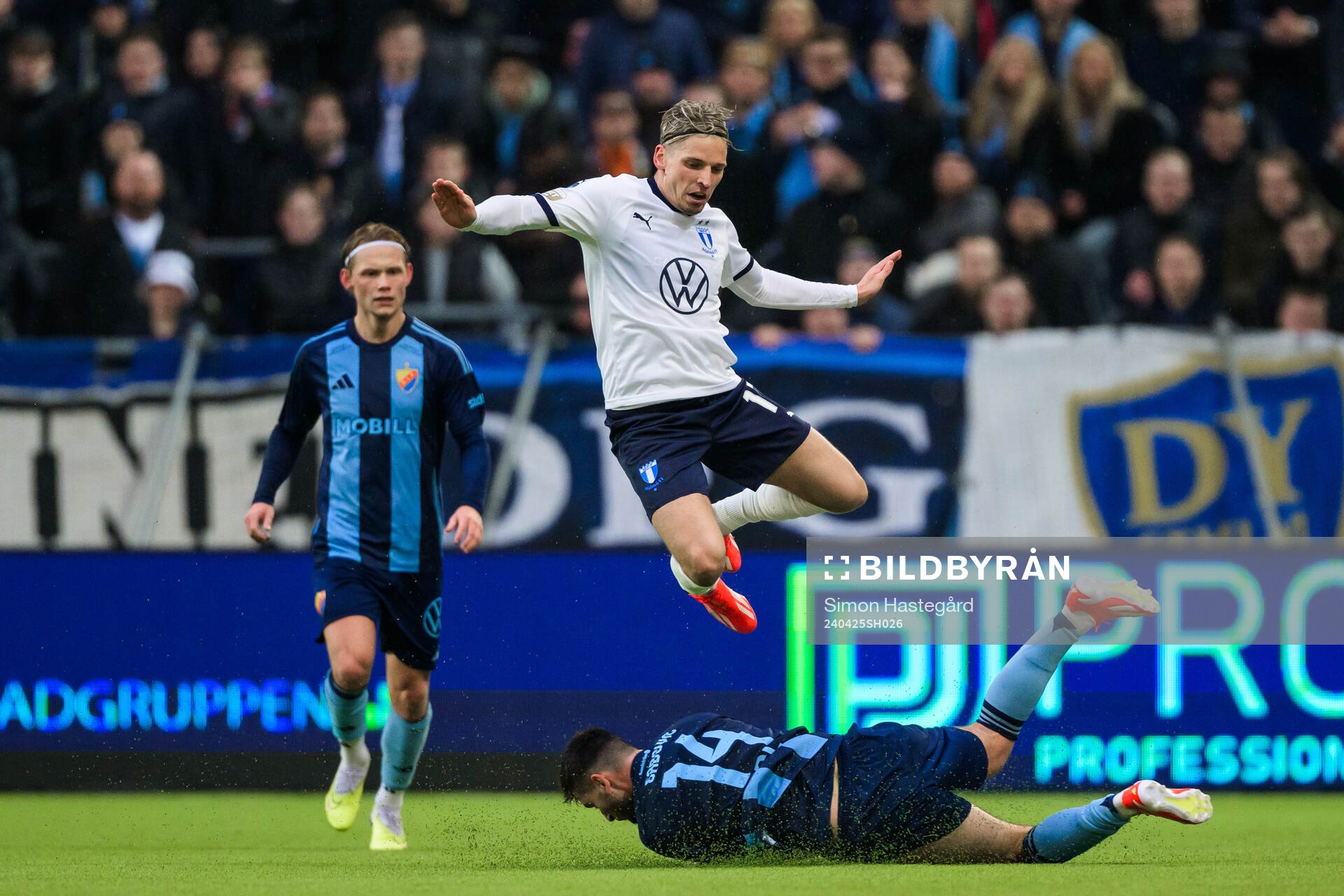 Malmö FFs Jens Stryger Larsen och Djurgårdens Besard