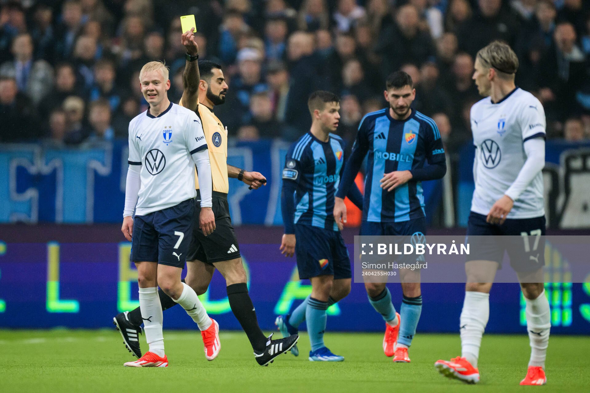 Malmö FFs Otto Rosengren varnas av Domare Mohammed Al-Hakim