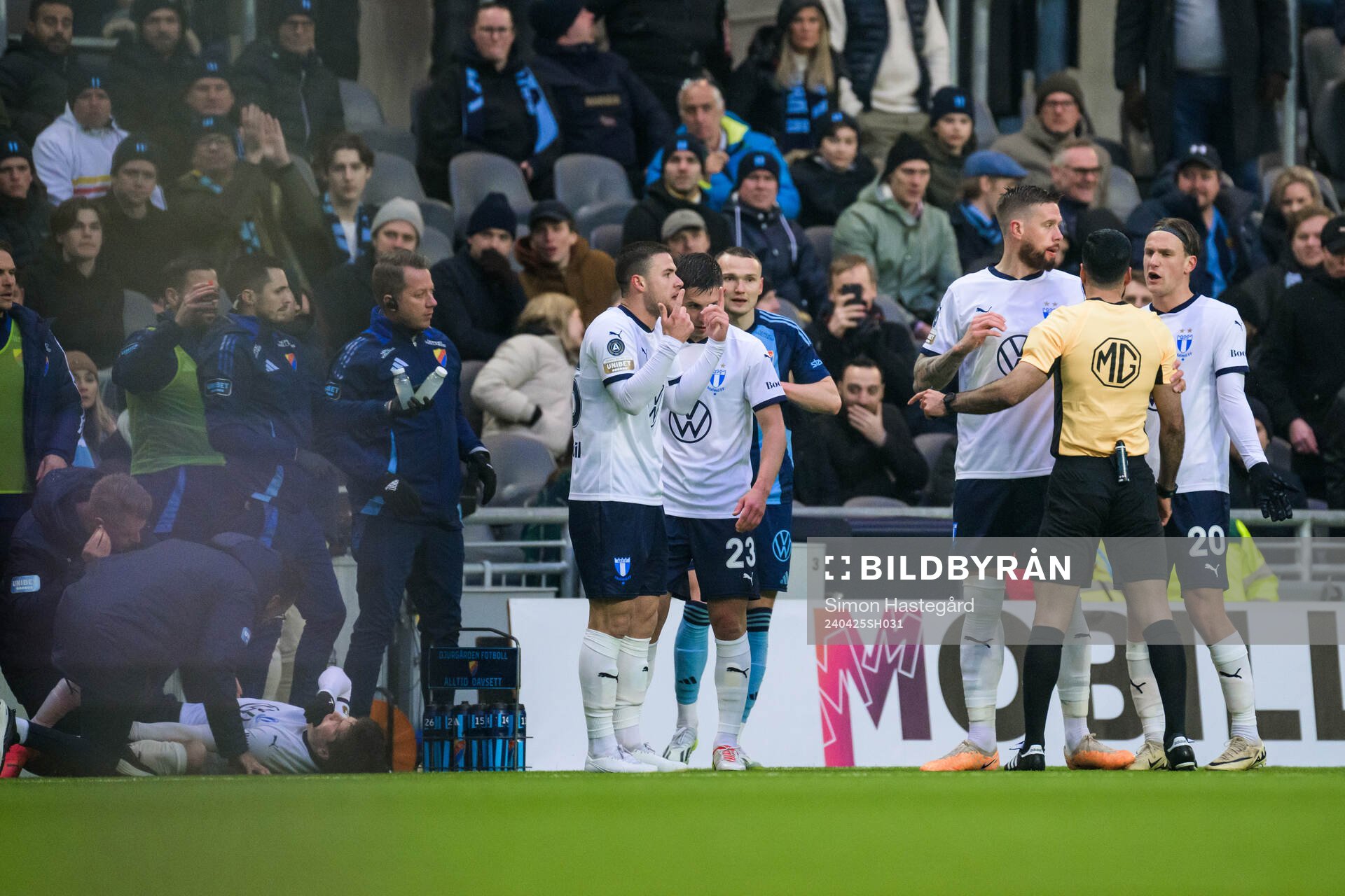 Malmö FFs Oliver Berg ligger och har ont medan Pontus
