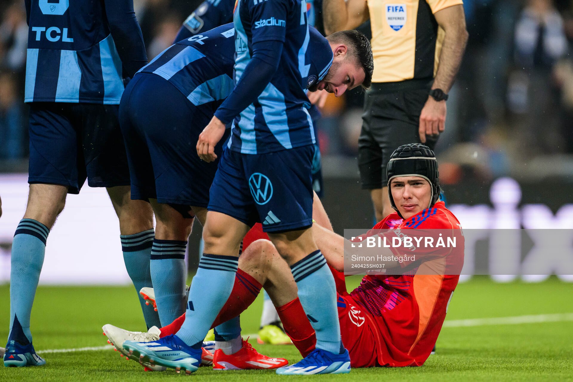 Djurgårdens målvakt Jacob Widell Zetterström har ont under fotbollsmatchen i Allsvenskan mellan Djurgården och Malmö FF den 25 april 2024 i Stockholm.