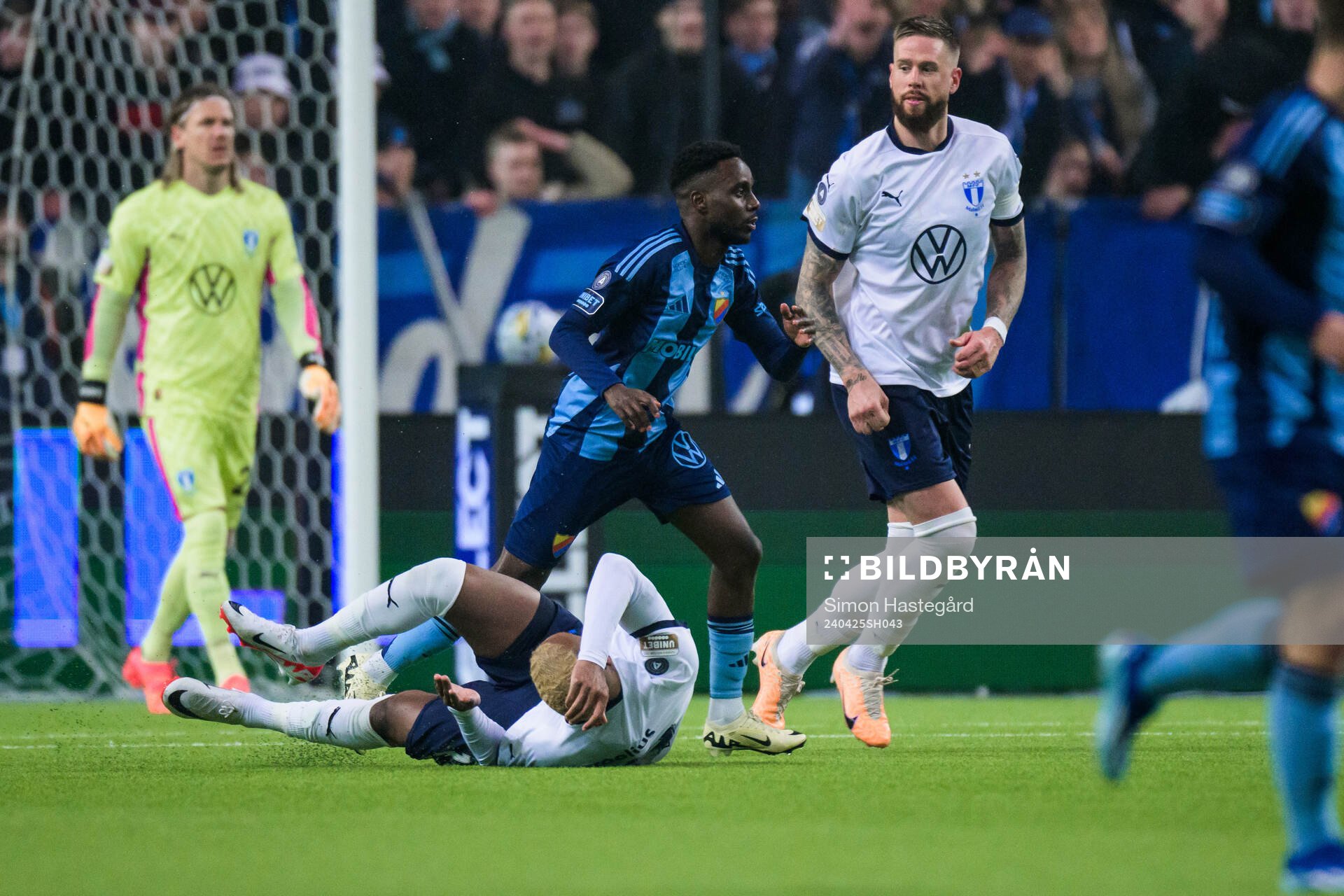 Djurgårdens Tokmac Nguen trycker till Malmö FFs Derek