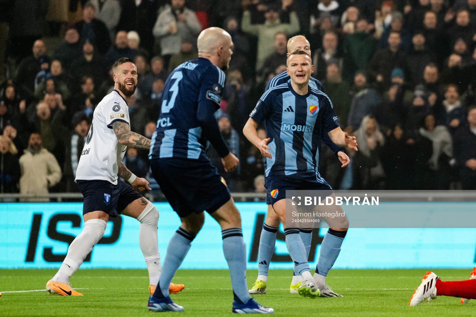 Malmö FFs Pontus Jansson jublar samtidigt som Djurgårdens