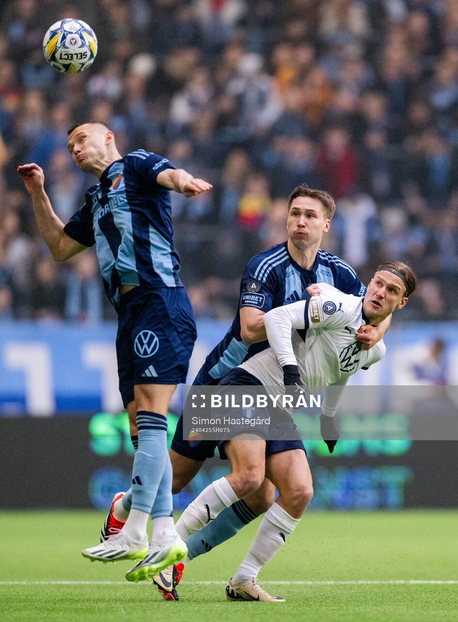Malmö FFs Erik Botheim i en kamp mot Djurgårdens Piotr