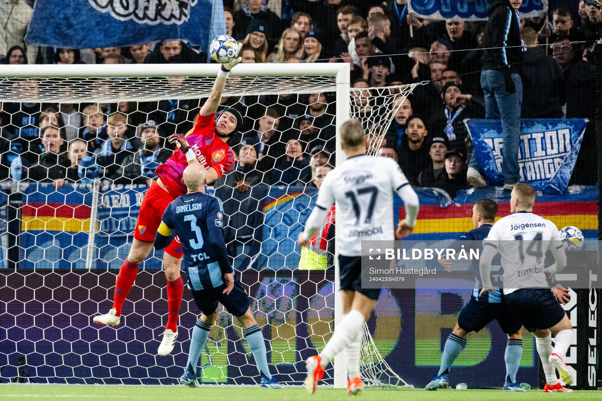 Djurgårdens målvakt Jacob Widell Zetterström med en