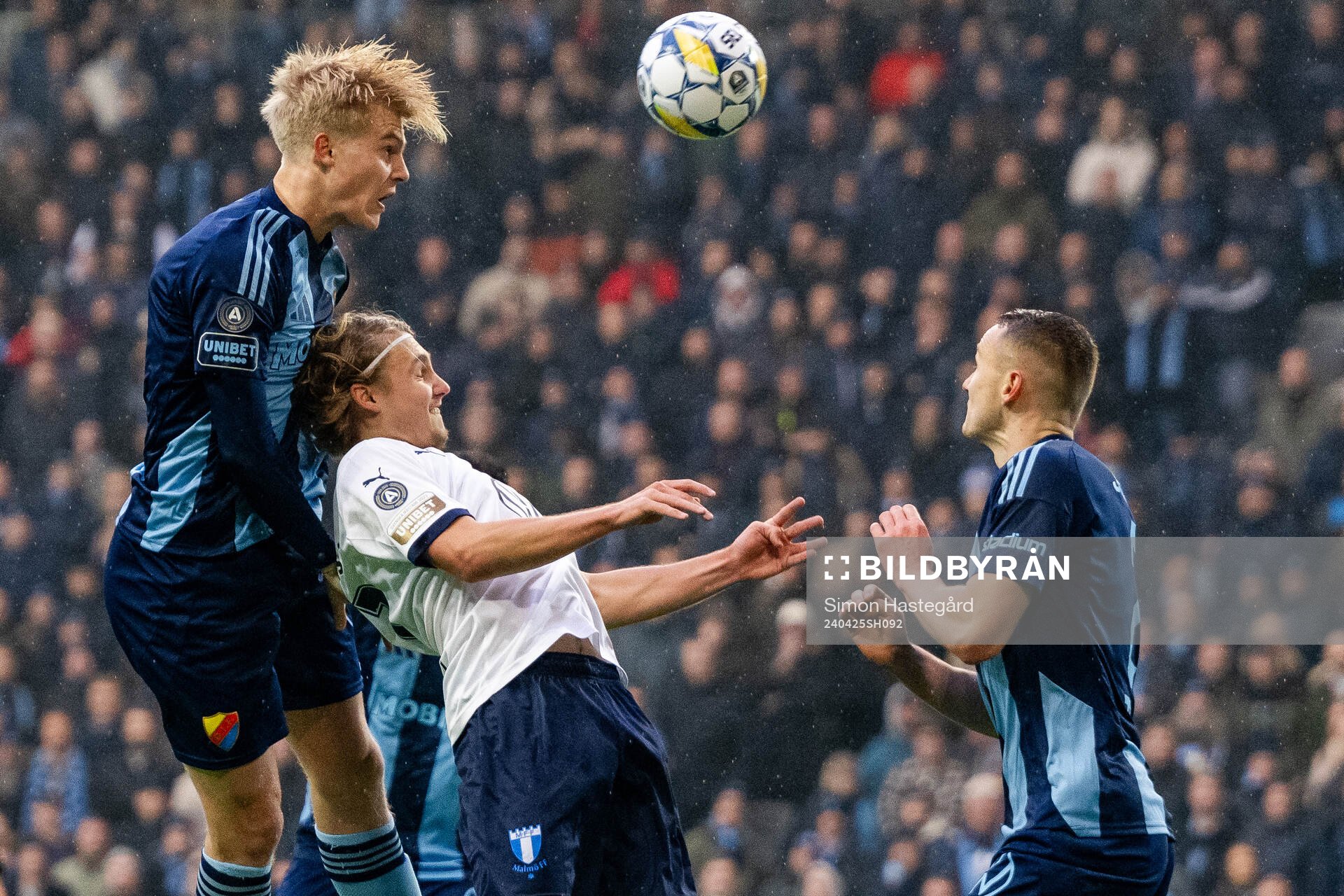 Malmö FFs Sebastian Nanasi i en kamp mot Djurgårdens Lucas Bergvall och Piotr Johansson under fotbollsmatchen i Allsvenskan mellan Djurgården och Malmö FF den 25 april 2024 i Stockholm.